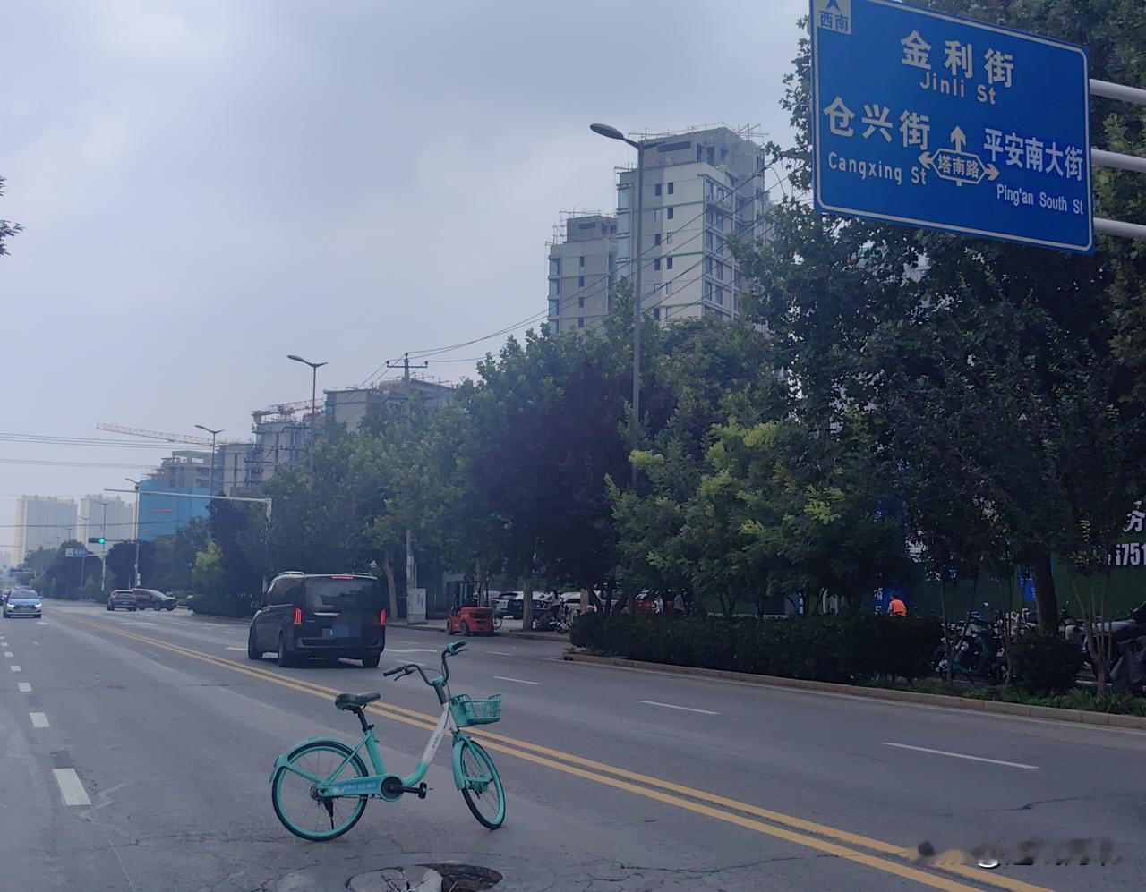 共享单车临时充当警示】7月25日10点多，石家庄市建通街与塔南路交叉口附近机动车