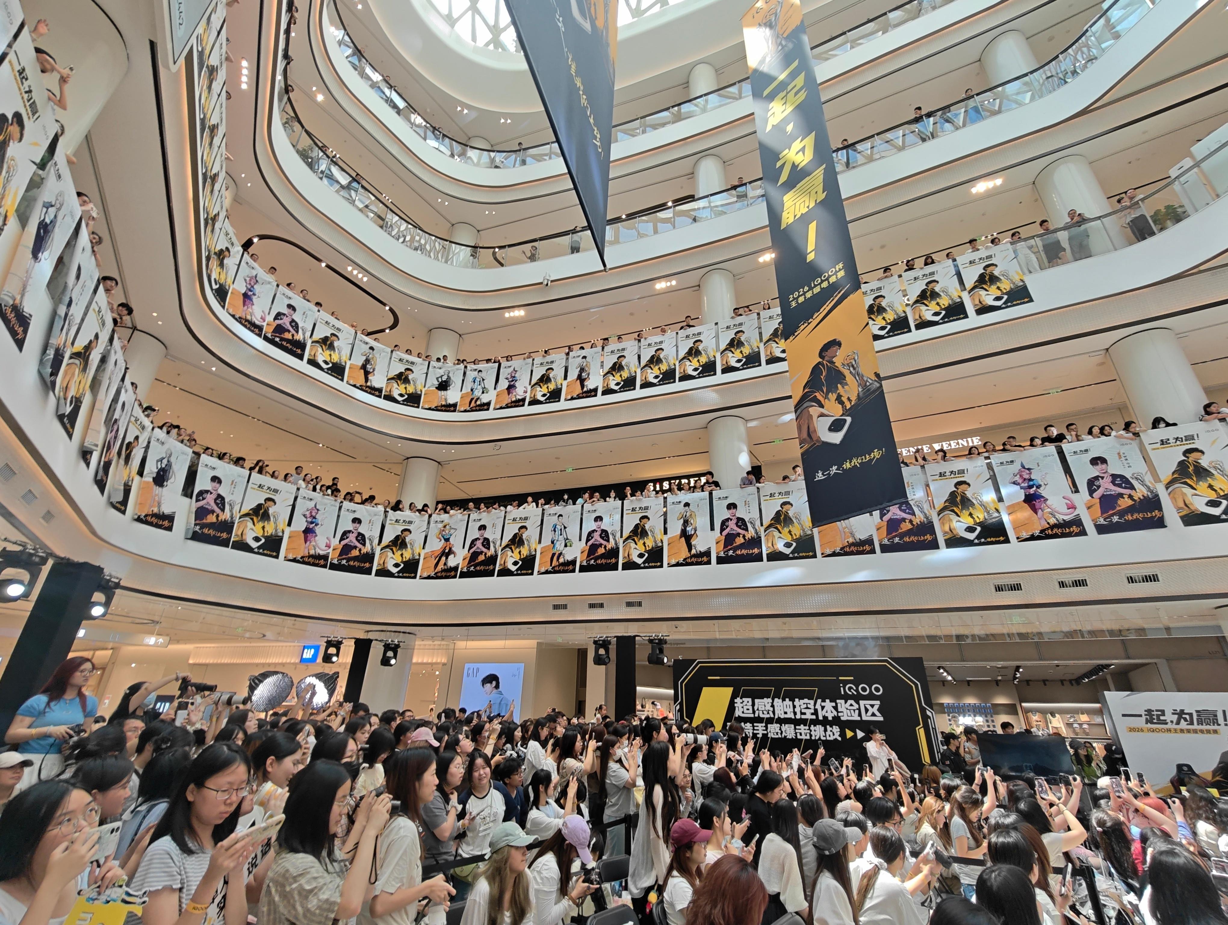 2026年iQOO杯南大区决赛于今日在南京金陵天地正式打响。来自民间的战队为晋级