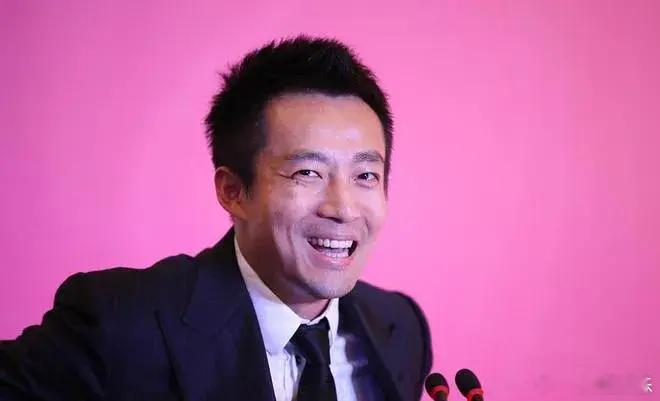 我去，汪小菲老婆的大钻戒闪到我了！选择527结婚，谐音是“我爱妻”，可真有仪式感