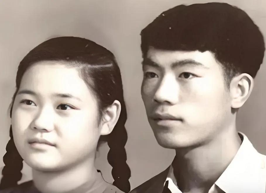 时间真是不可捉磨的东西。
年轻时的杨少华颜值也不低，
妻子更是满脸稚气未脱。
小