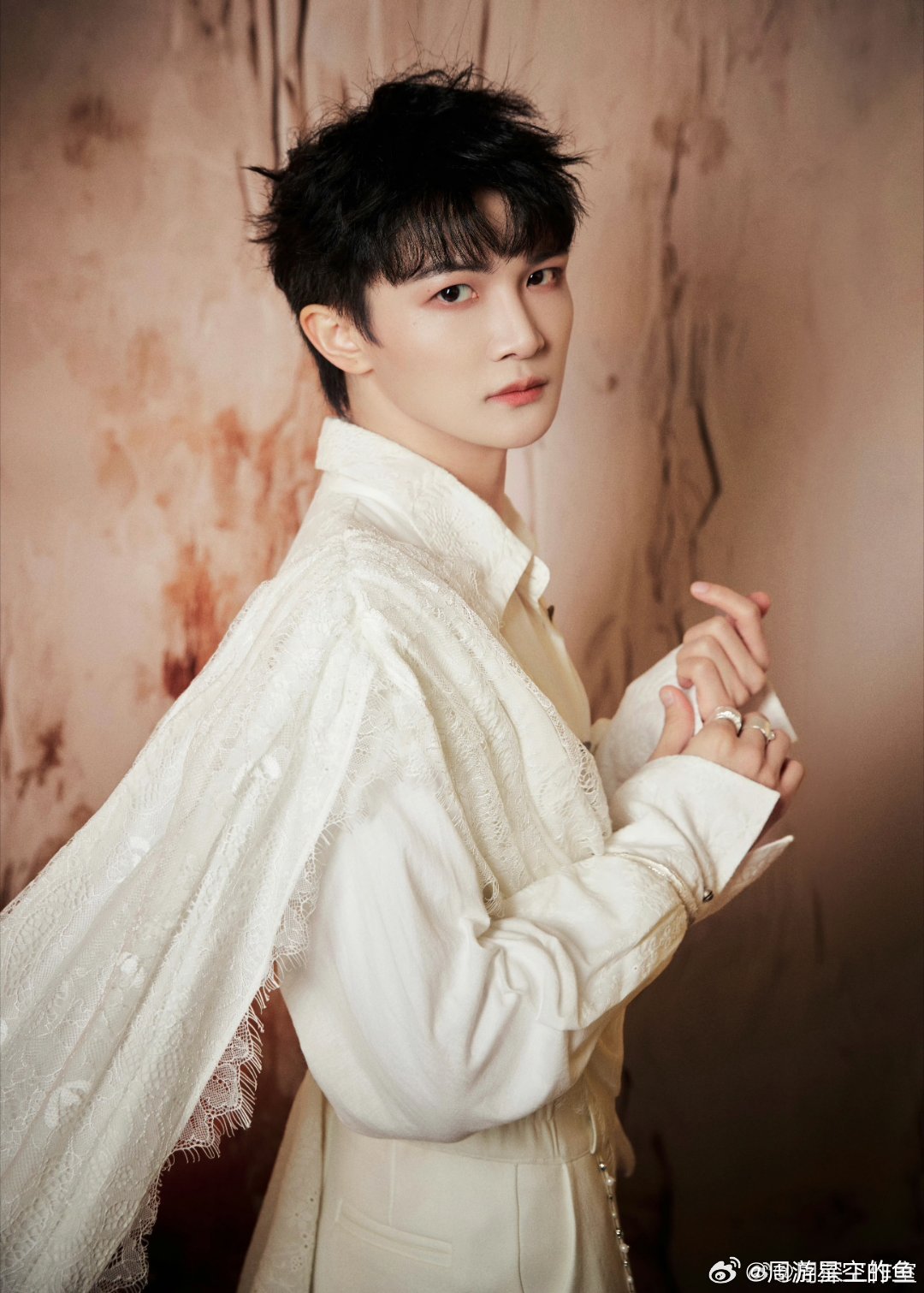 周深微博之夜加速器愿你前程似锦，愿你沧海桑田之后依旧乘风破浪，尘埃落定之后依旧炙