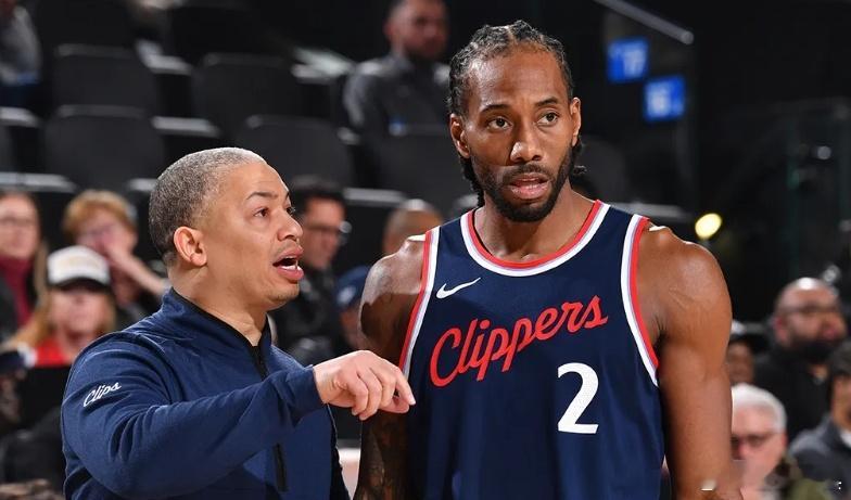 湖人vs快船，这3个裁判是学医的吗？疯狂抢救💢 