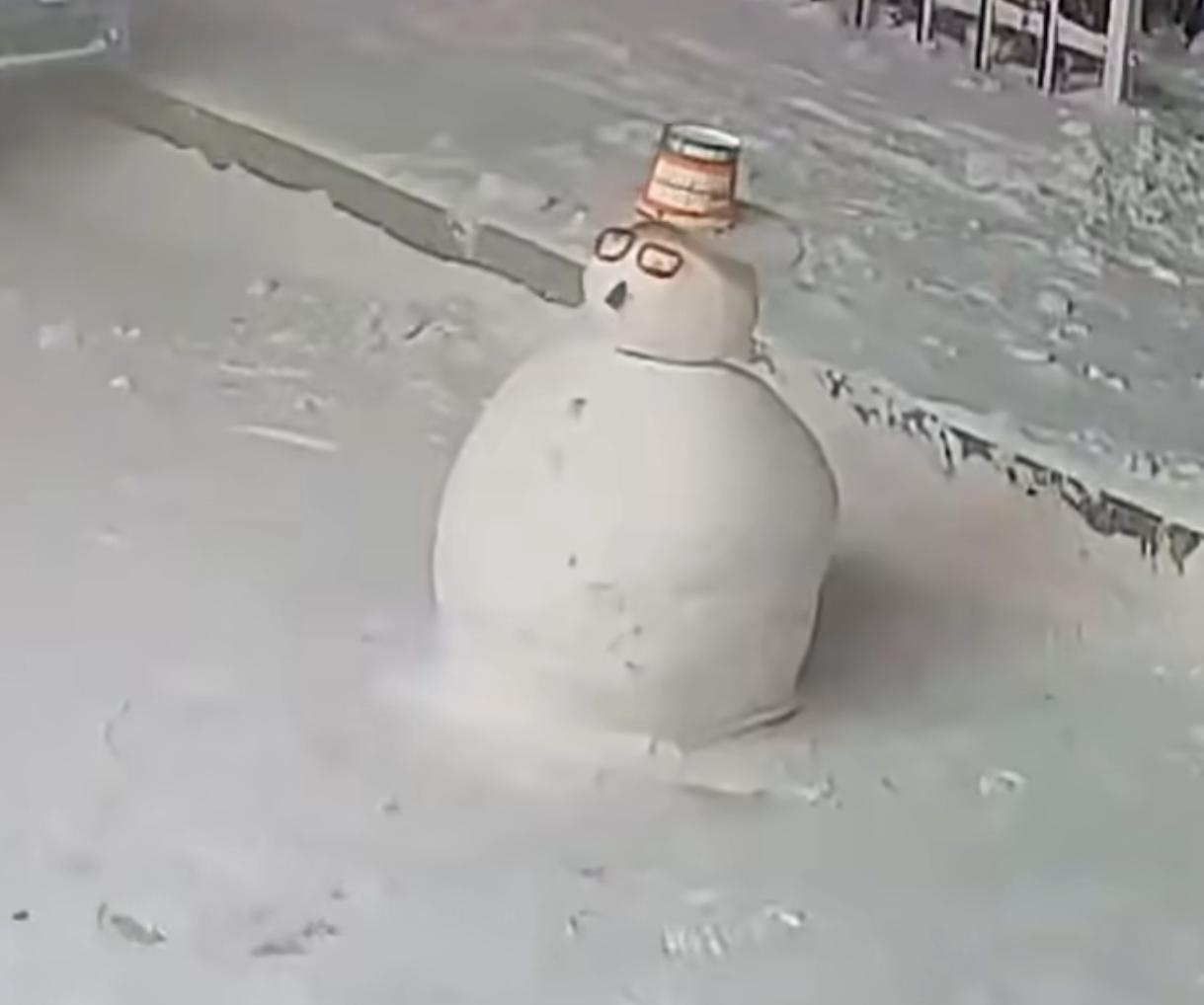 父母连夜为孩子堆雪人
遭路人飞踹坏，
甘肃，父母因为孩子睡得早错过下雪，就一起连