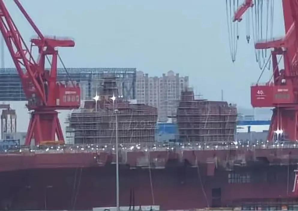 双舰岛两栖攻击舰已经成形，吨位也直追辽宁舰，采用一体式桅杆技术，电子设备或许有可