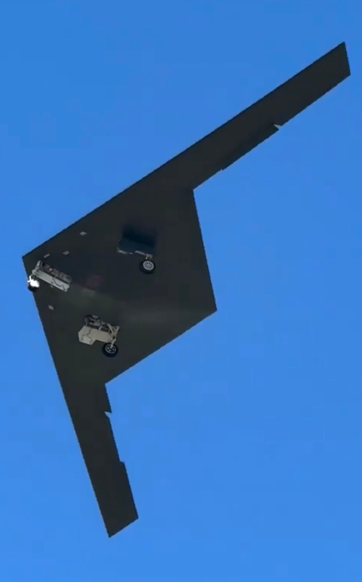 终于让大家见到了RQ-180比较清晰的真身了美伊以冲突每天认识一件兵器