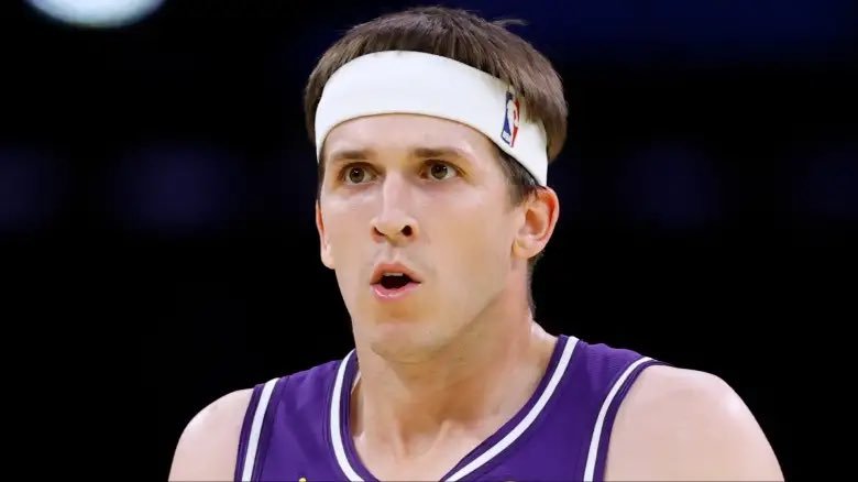 里夫斯小腿轻微拉伤一周后复查，主要是这一周没啥比赛，现在这赛程真乱，球迷饥一顿饱