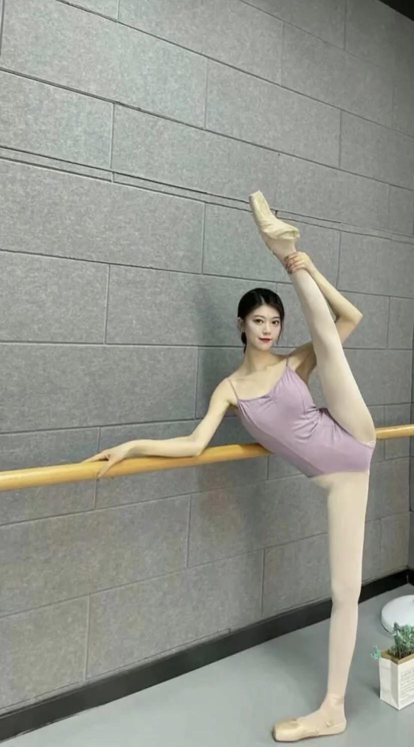 爱情是糊涂的，但婚姻是清醒的。 恋爱时，一切都是彩色的幻梦， 结婚后，什么都是黑