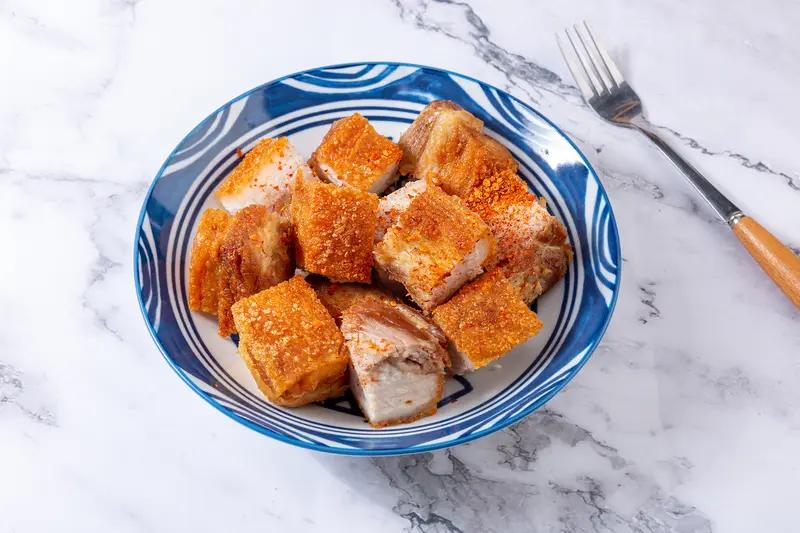 今日美食必须晒一晒！做了零油炸脆皮五花肉，秋冬就馋这口香酥。外面卖的又油又贵，自