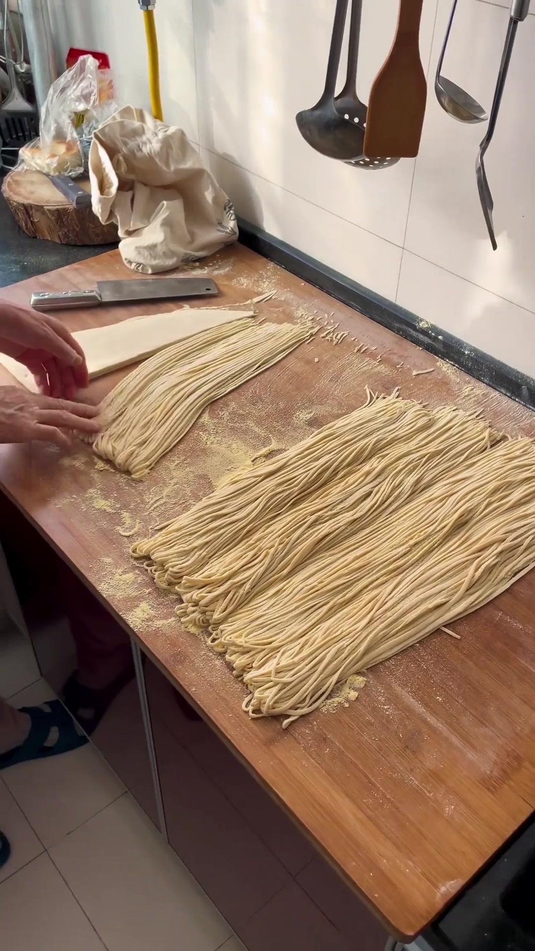 今天在婶婶家吃手擀面，我体会到一种格外朴素却又格外惬意的日子。

婶婶说：既然来