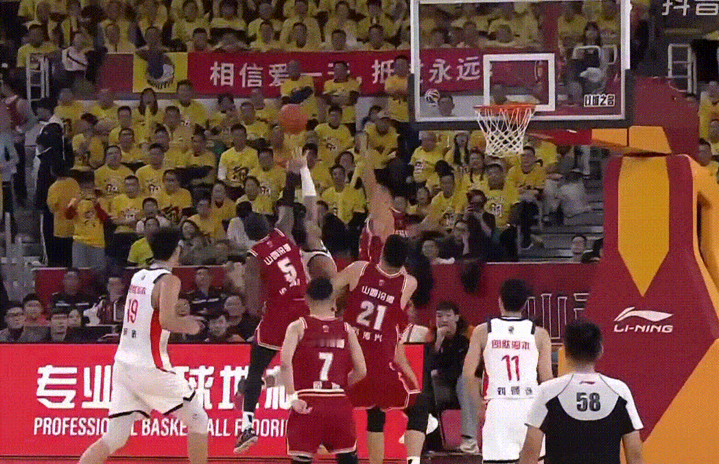 哇徐昕今晚好硬！末节关键时刻力压刘传兴上演强势补扣，打进之后他也非常兴奋，直接割