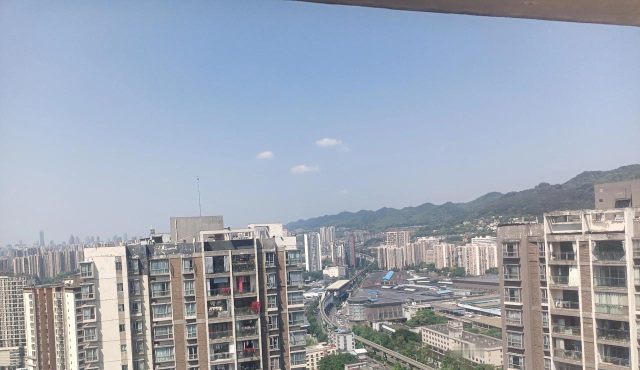 重庆是西部第一大城市吗不是，重庆是国家中心城市，是交通枢纽城市！重庆身边事