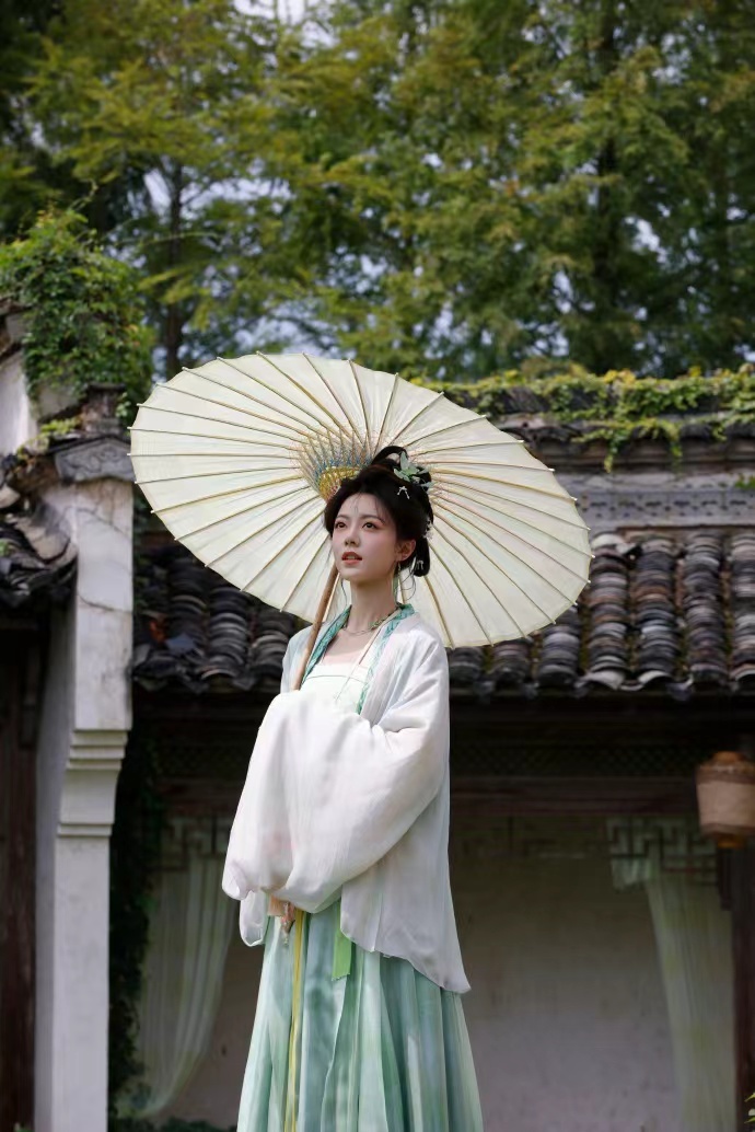 赵今麦楚听雨撑伞回眸 赵今麦楚听雨撑伞回眸，赵今麦一念江南花絮照，一身青衣身处水