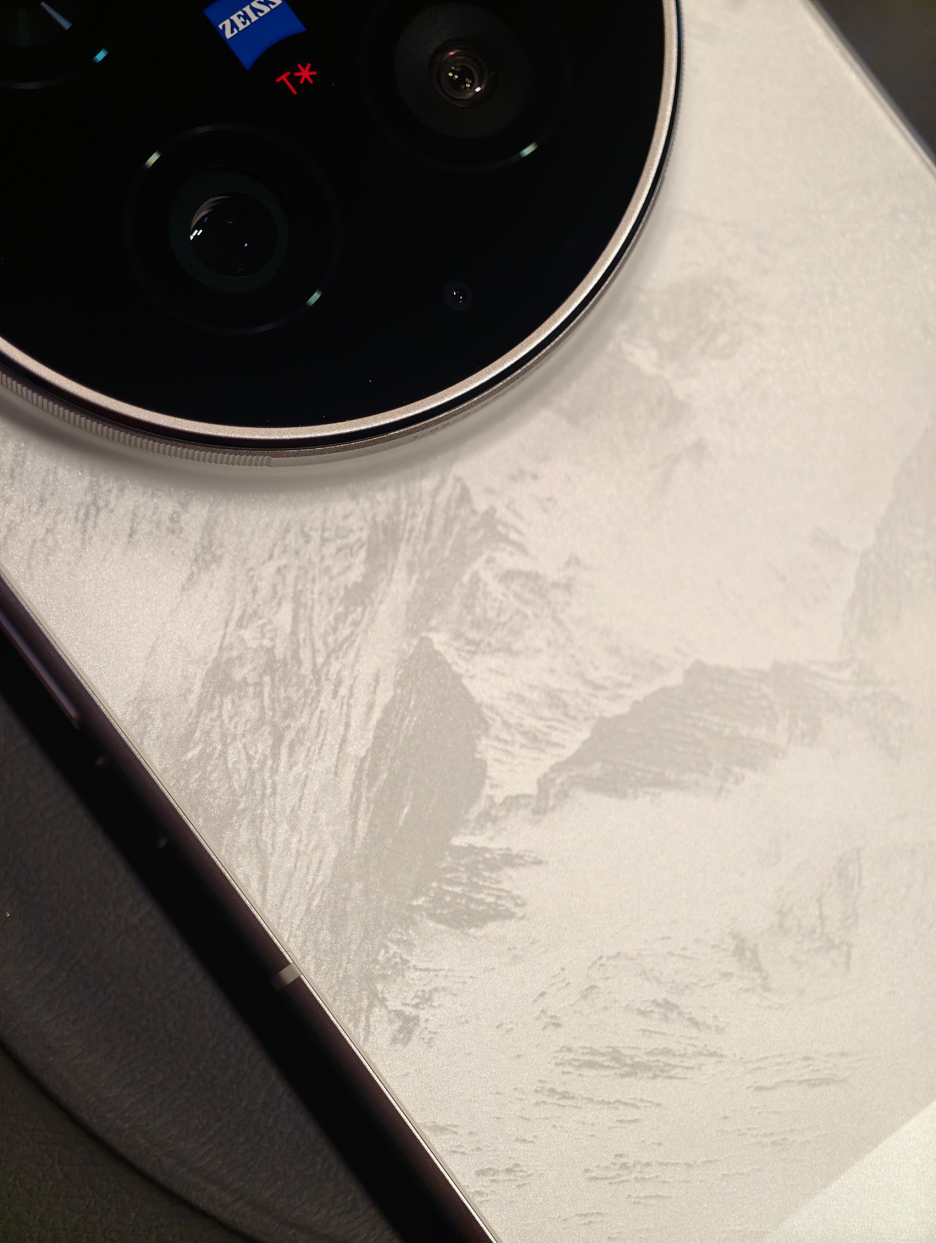 新机到手，从 X200 Ultra 换过来基本是无感切换银调机身是山峰剪影，整的