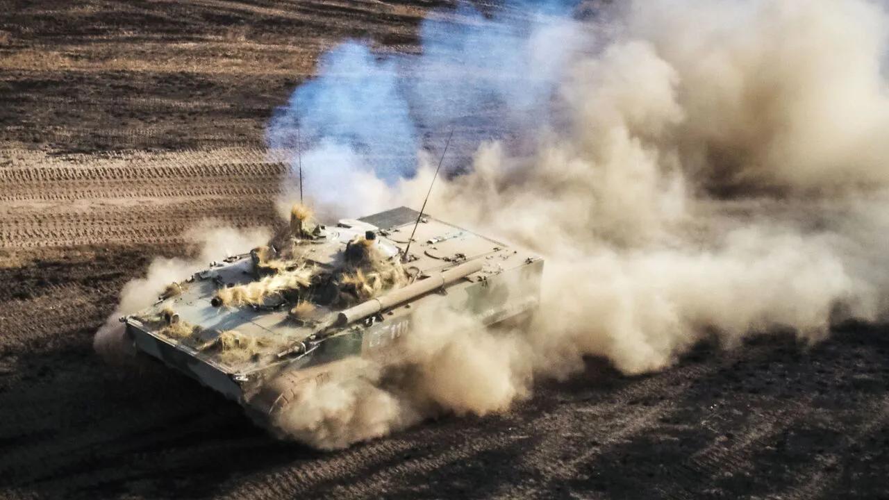 近日，俄罗斯国防部宣布接收了新一批的BMP-3步兵战车和经过大修后的BMP-3步