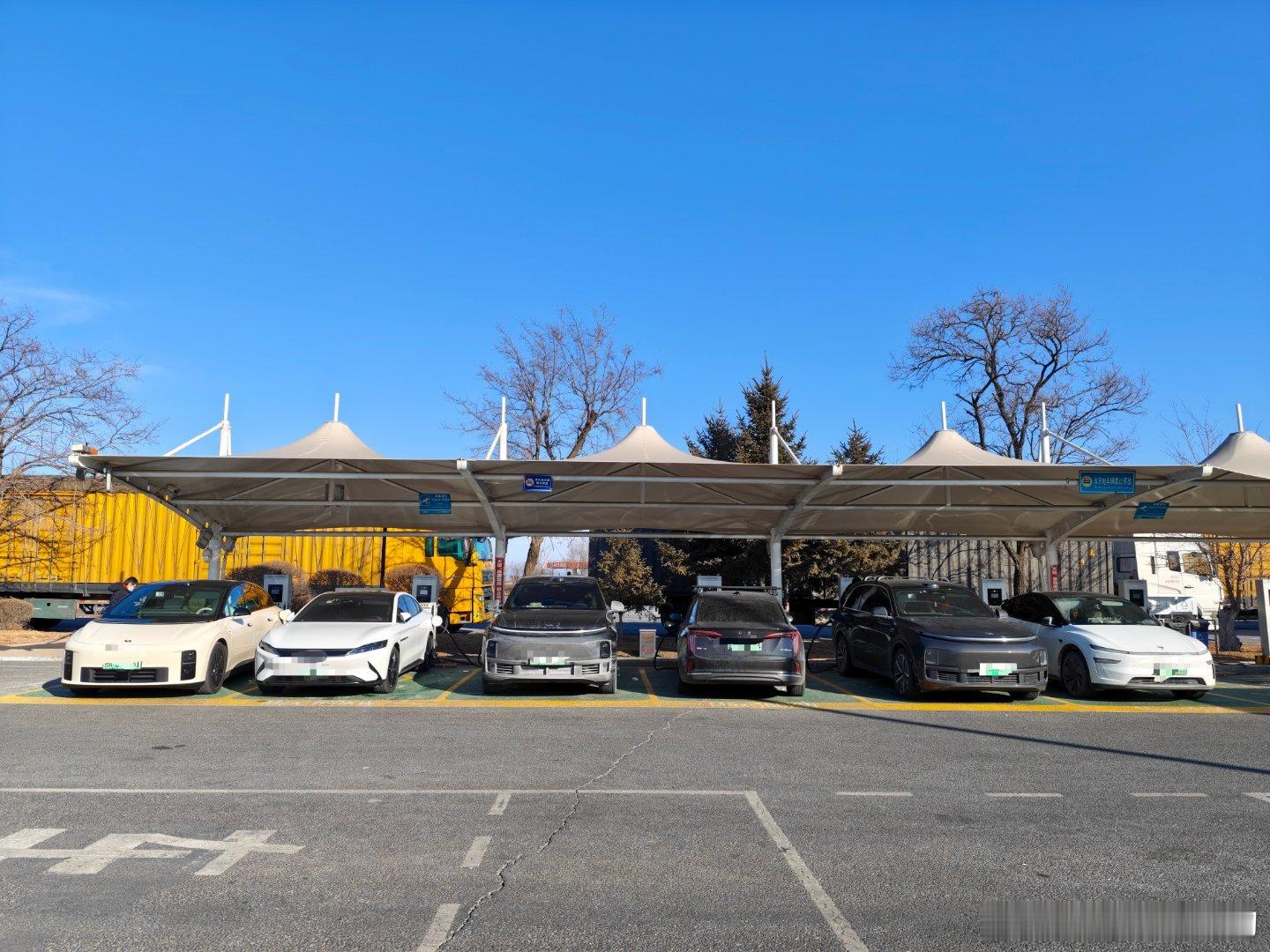 东北高速理想超充站太太太少了用了下国网6台车同时充SoC 50%-65%竟然需要