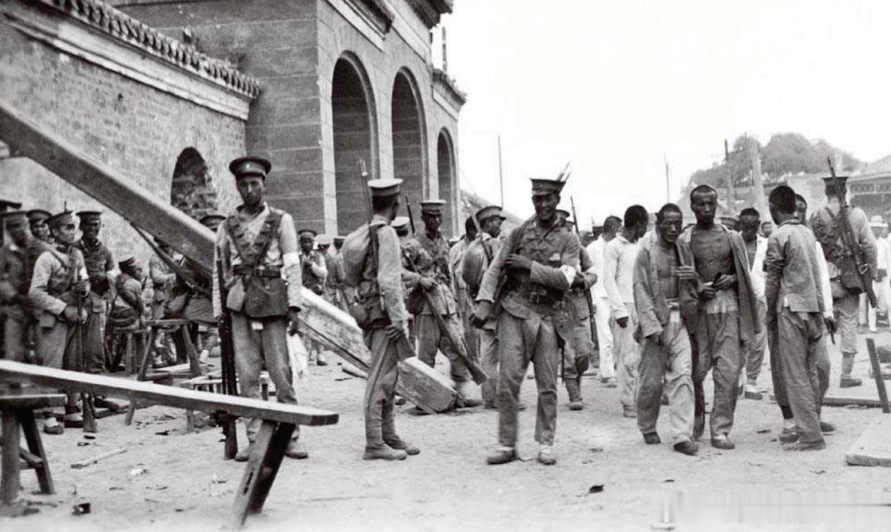 1917年7月由段祺瑞和冯国璋的部队组成的“讨逆军”攻入北京，终结了“张勋复辟”