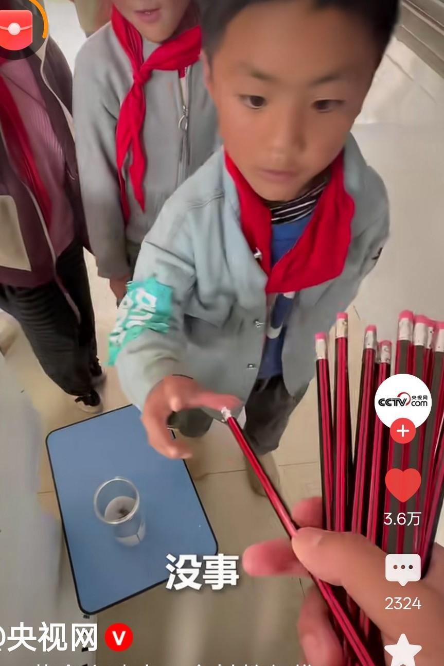 今天看到一个视频，就是山村教师让孩子们用铅笔头换新铅笔，孩子们喜笑颜开，每人拿一