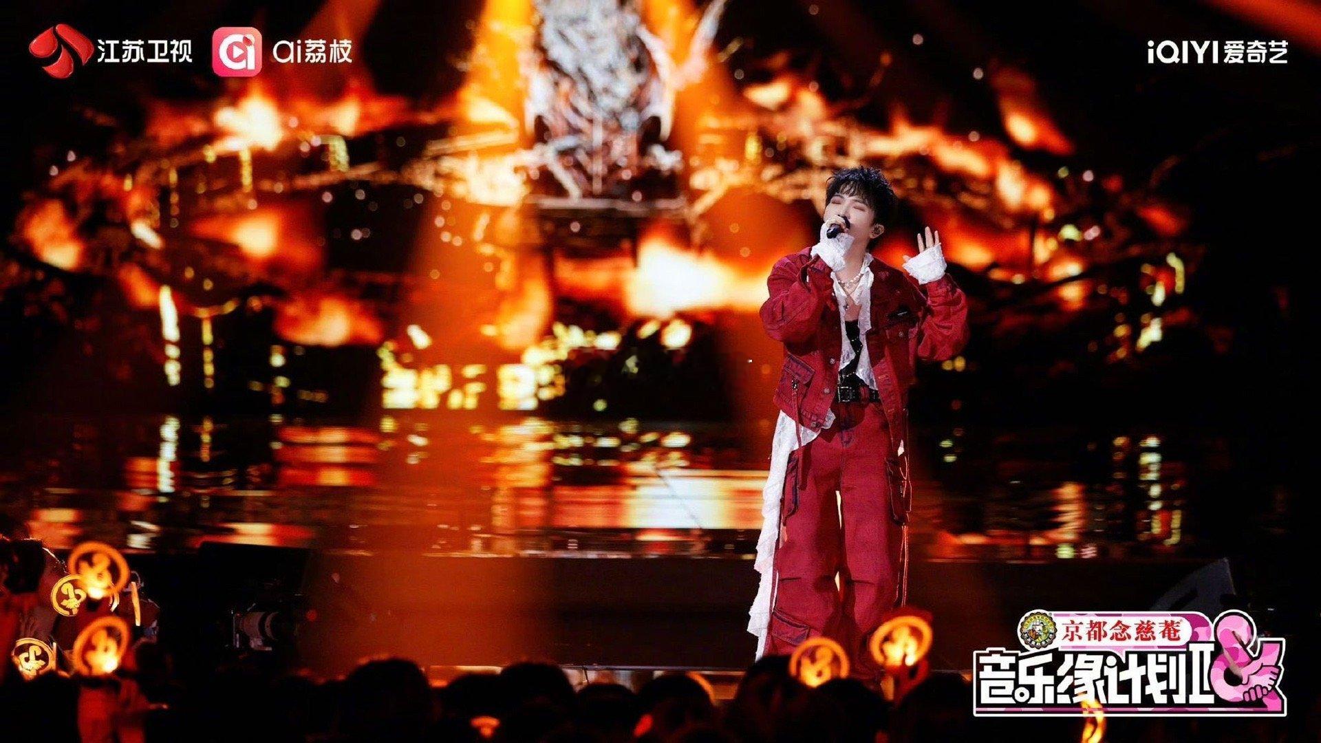 周深卷毛造型如同解除封印，今晚的舞台效果已经预定了热搜席位！所有期待他表演的观众