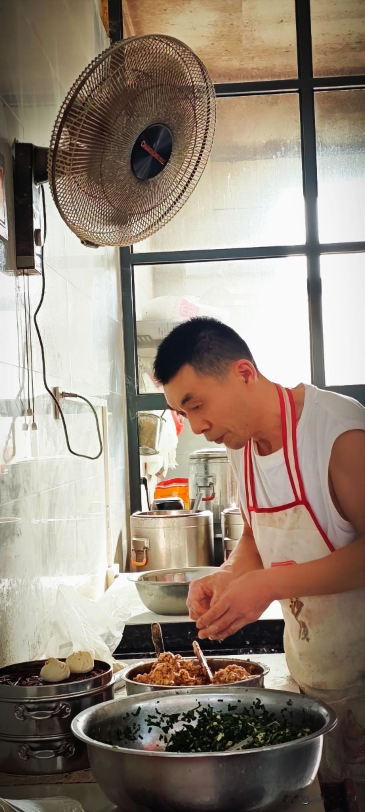 又来包子铺，老板的手艺太好了，这么热的天，咸淡适宜，肉包吃起来也不腻。老爸连连点