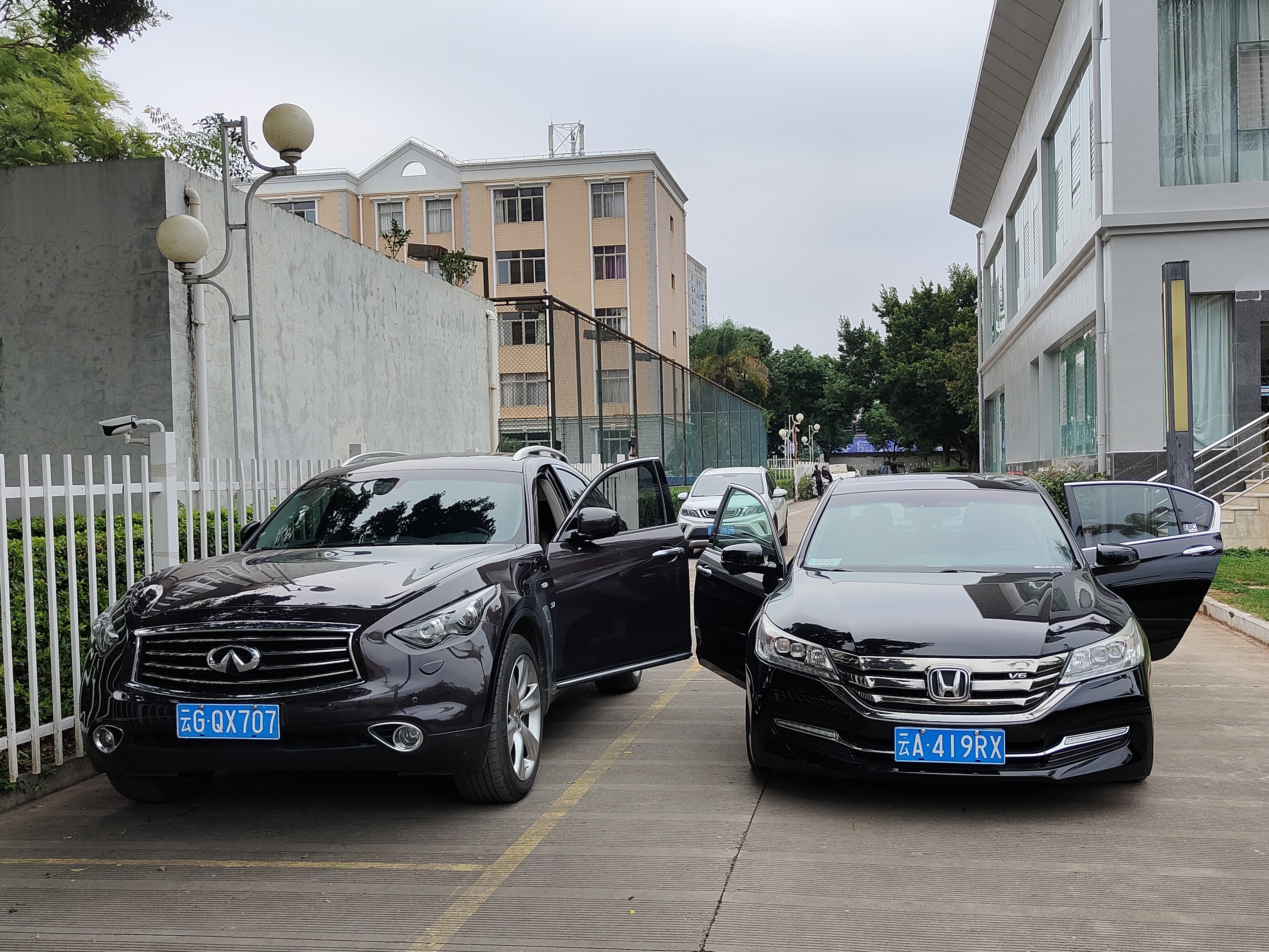 老旧燃油山顶洞人车没人开的，回来一次得换另一台去开开避免放坏了。回乡下老家和外公