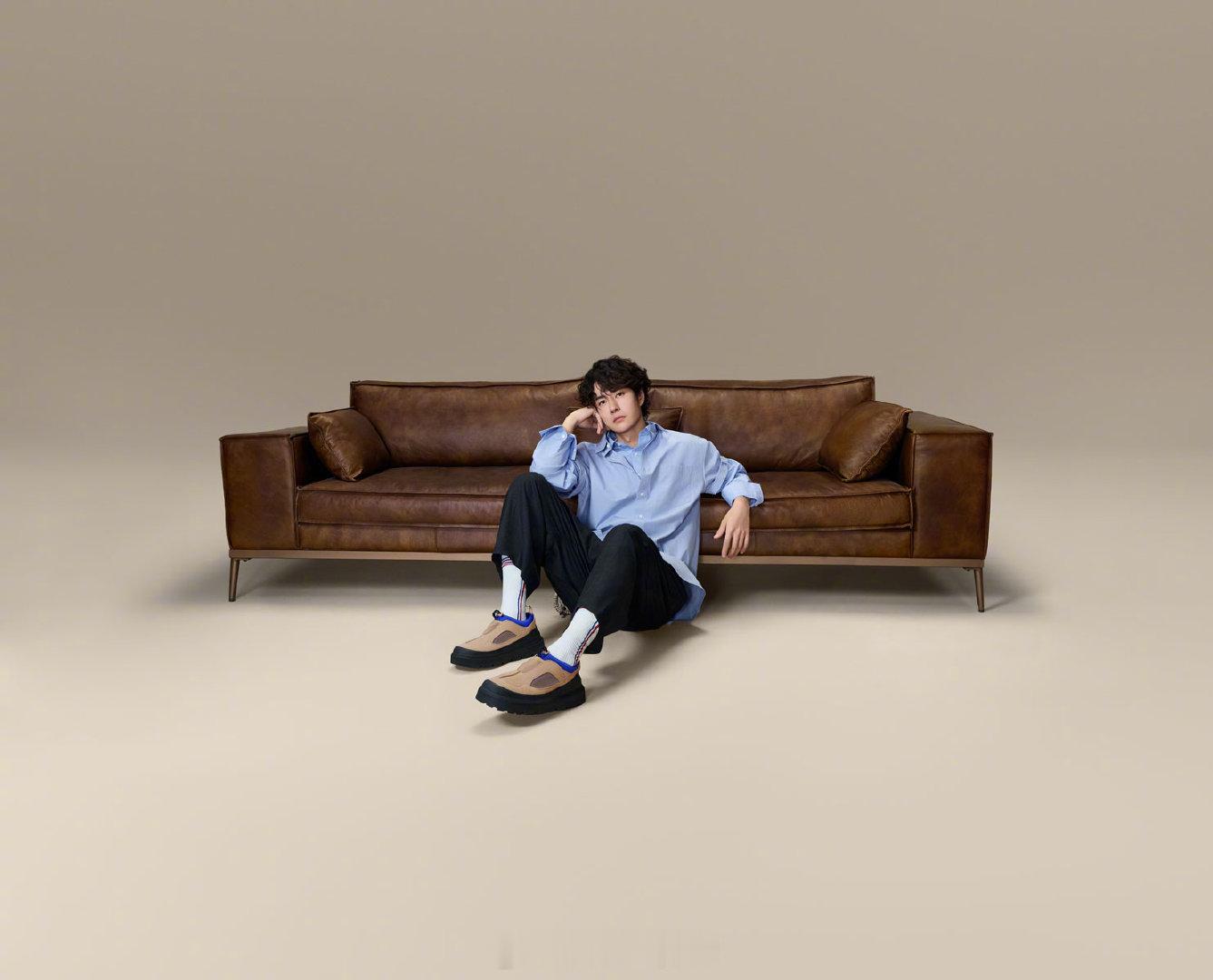 王一博驰骋春日穿搭赛道 解锁春日穿搭新思路，脚下鞋款成为造型亮点。王一博以利落鞋