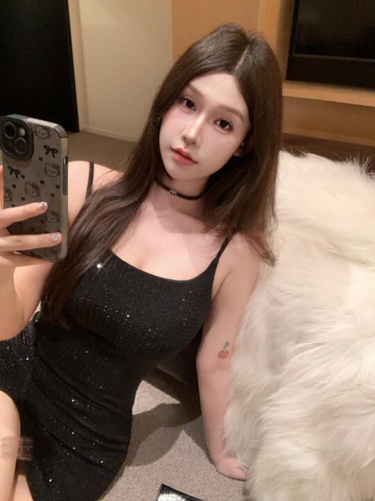 你拿什么比啊 姐的裙子只穿紧身的