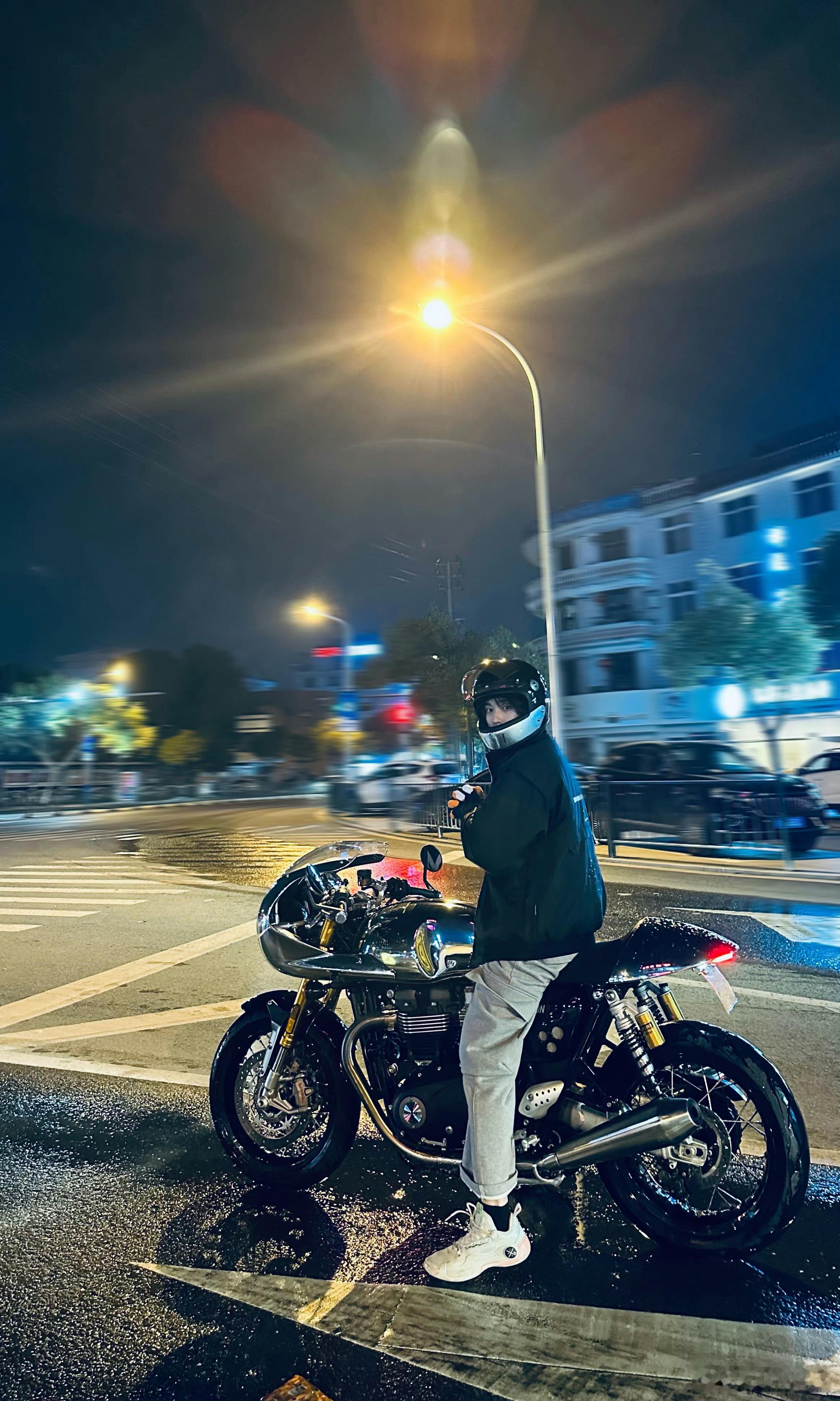 侯明昊骑机车这个氛围感绝了，分分钟脑补一部大片 ​​​