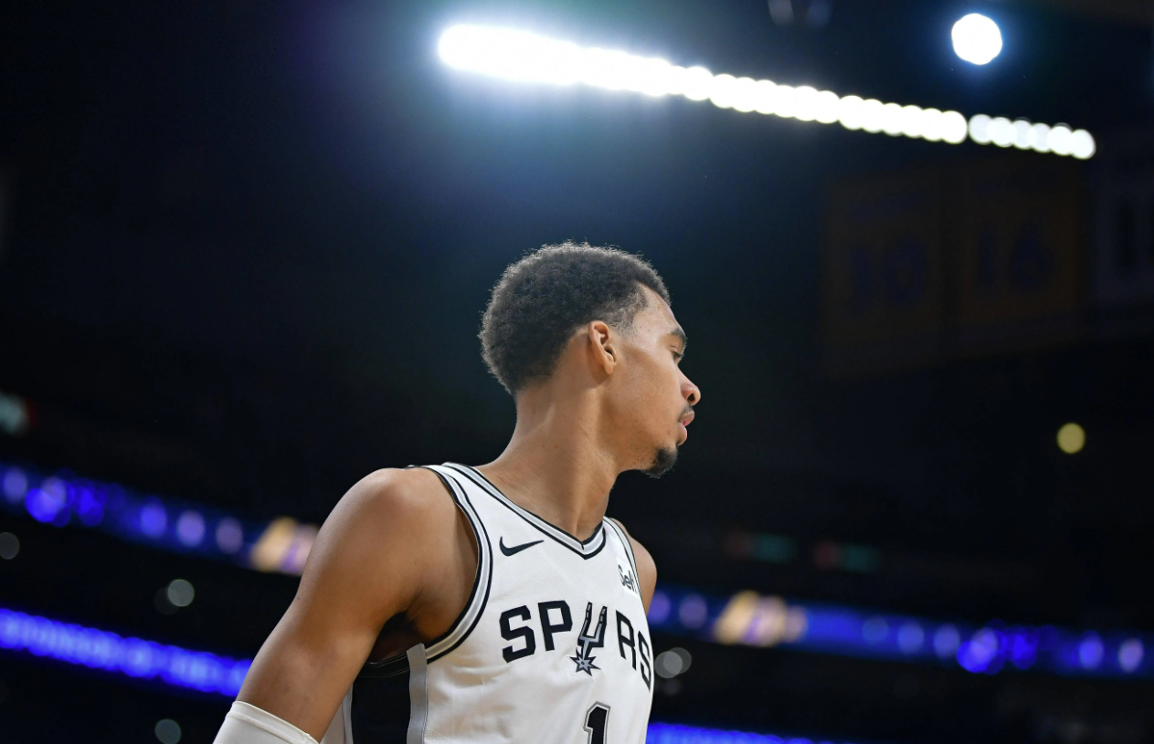 最新消息，马刺将在主场迎战独行侠，圣安东尼奥马刺队官方已宣布，中锋维克托·文班亚