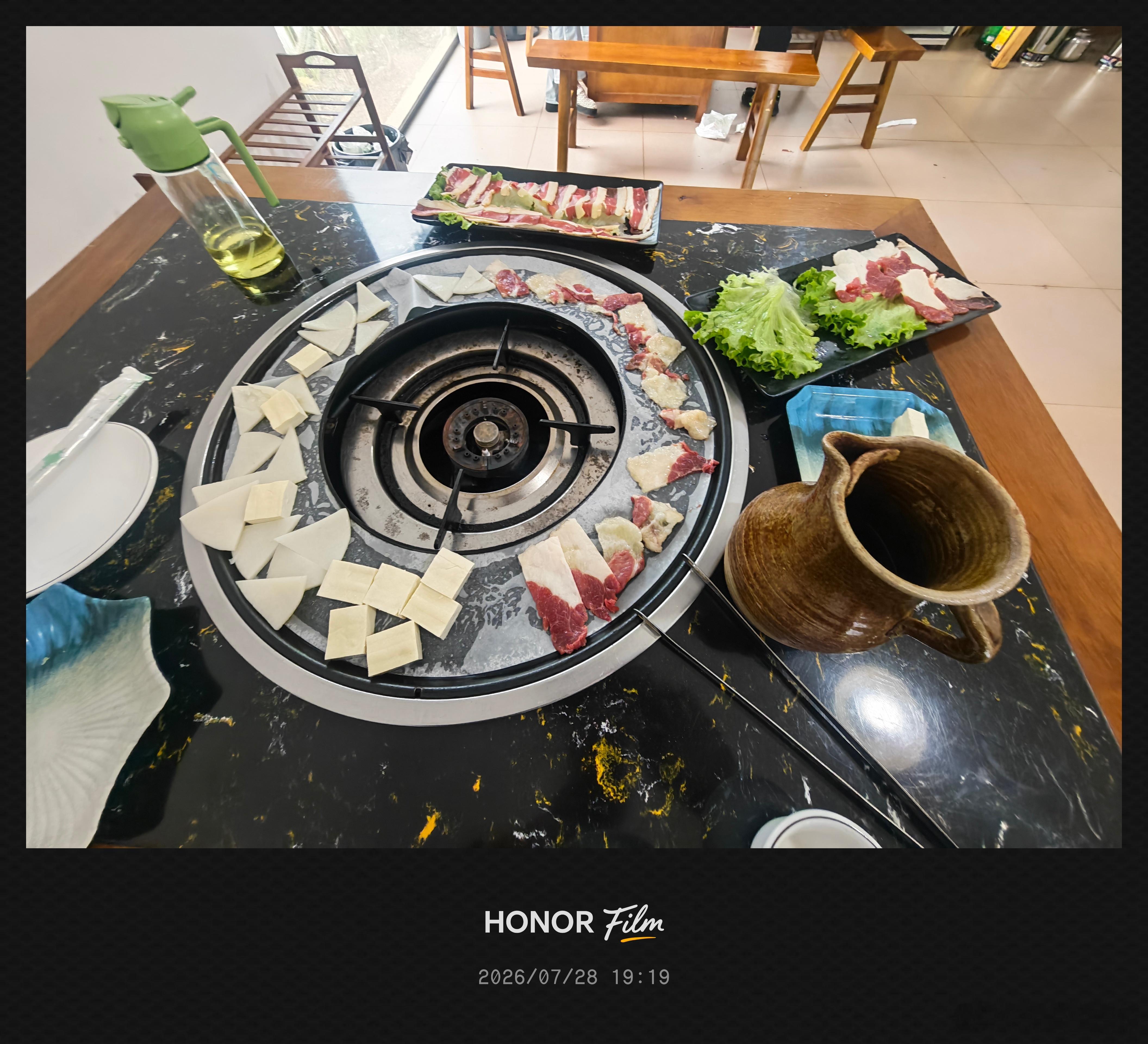 睡了一觉，恢复了些精力，店家，先来两大盘牛肉，饵块，包浆豆腐各来一盘，再来一大壶