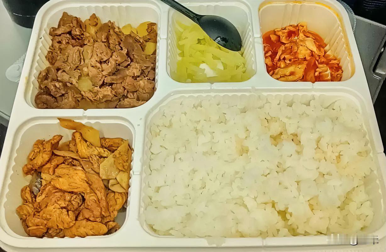 晚餐只好在火车上吃了，盒饭就两种，一种是黑椒牛肉，一种是土豆牛肉，因此，我选择了