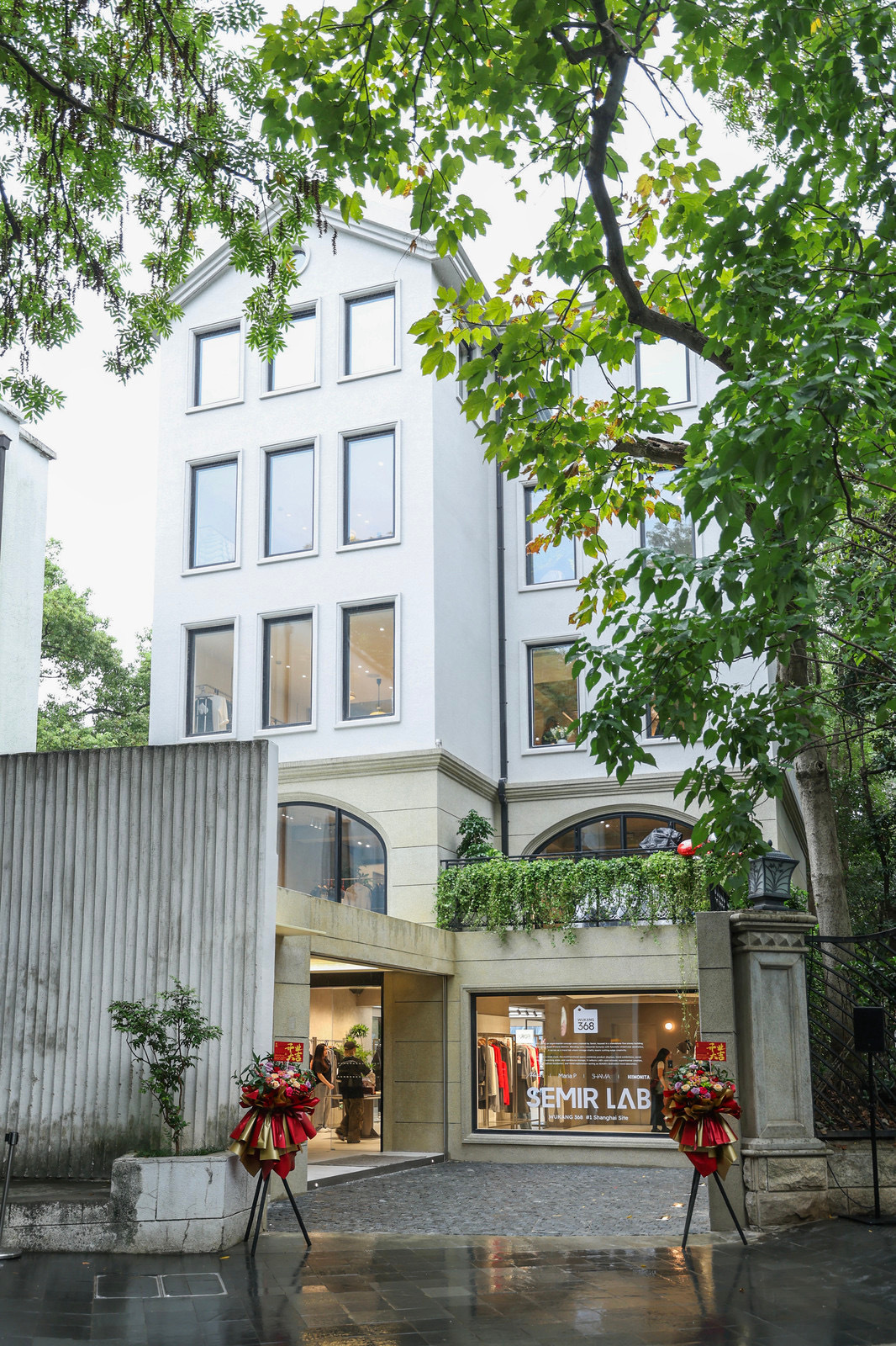 9月30日，森马全球首家概念店SEMIR LAB在武康路368号正式开业，门店落