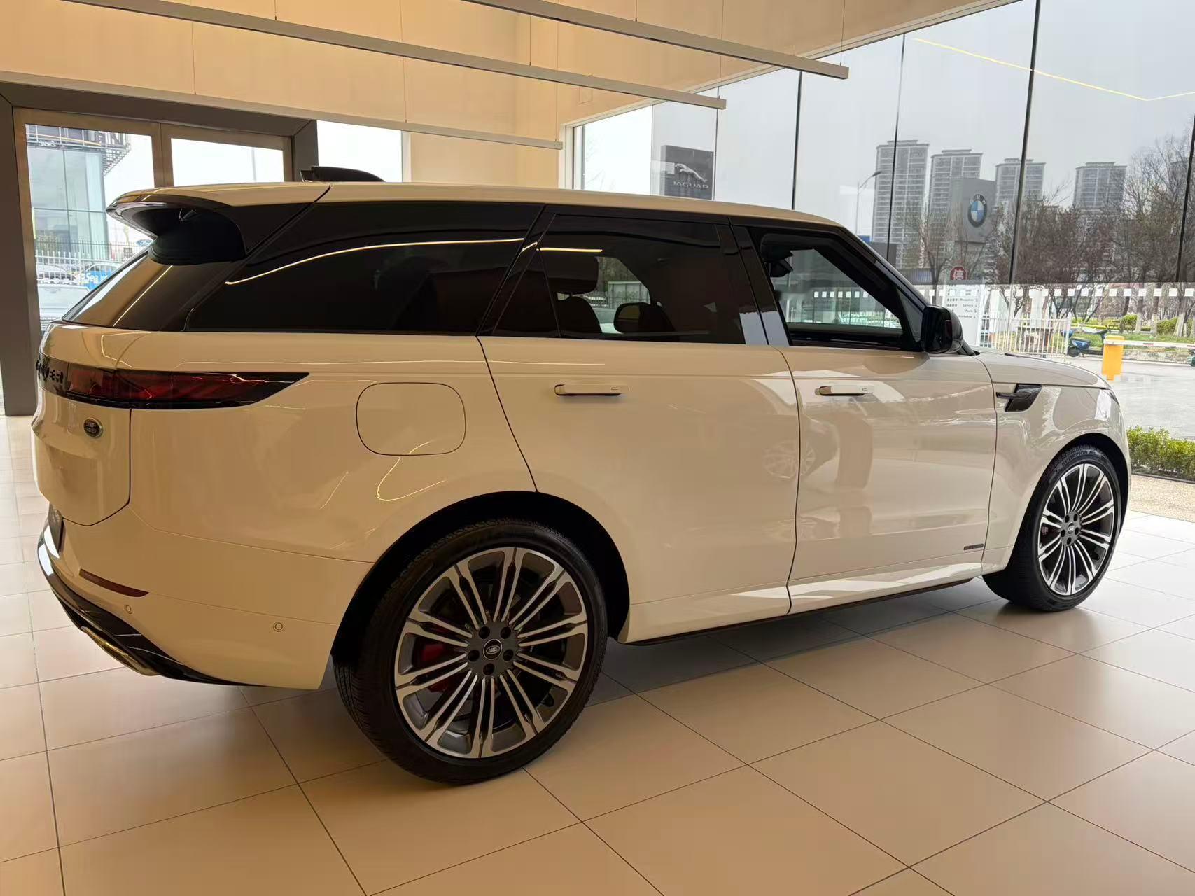 车型：2025款揽运典范版指导价：129万优惠30.2万配色：外白 内红（稀有配