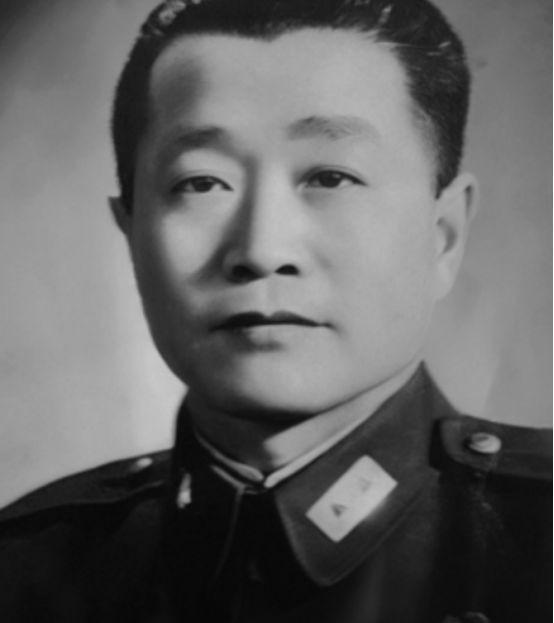 1927年，周恩来被捕，谁料，审讯他的人，竟是他的学生，他凑近周恩来，轻声说：“