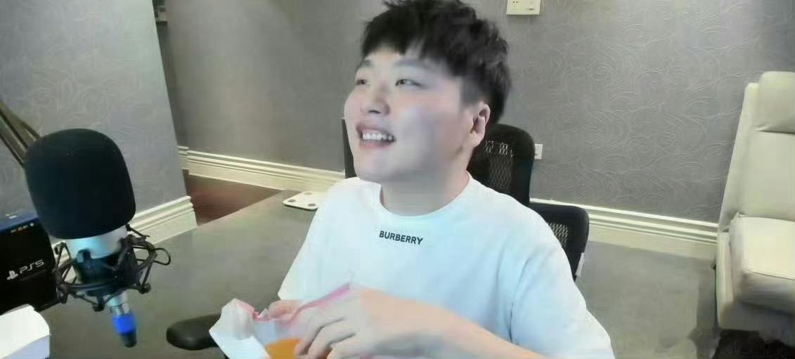 翔哥：不要再说什么我姥姥家祖上是军阀什么的，已经国家认证劳动改造结束，安享晚年！