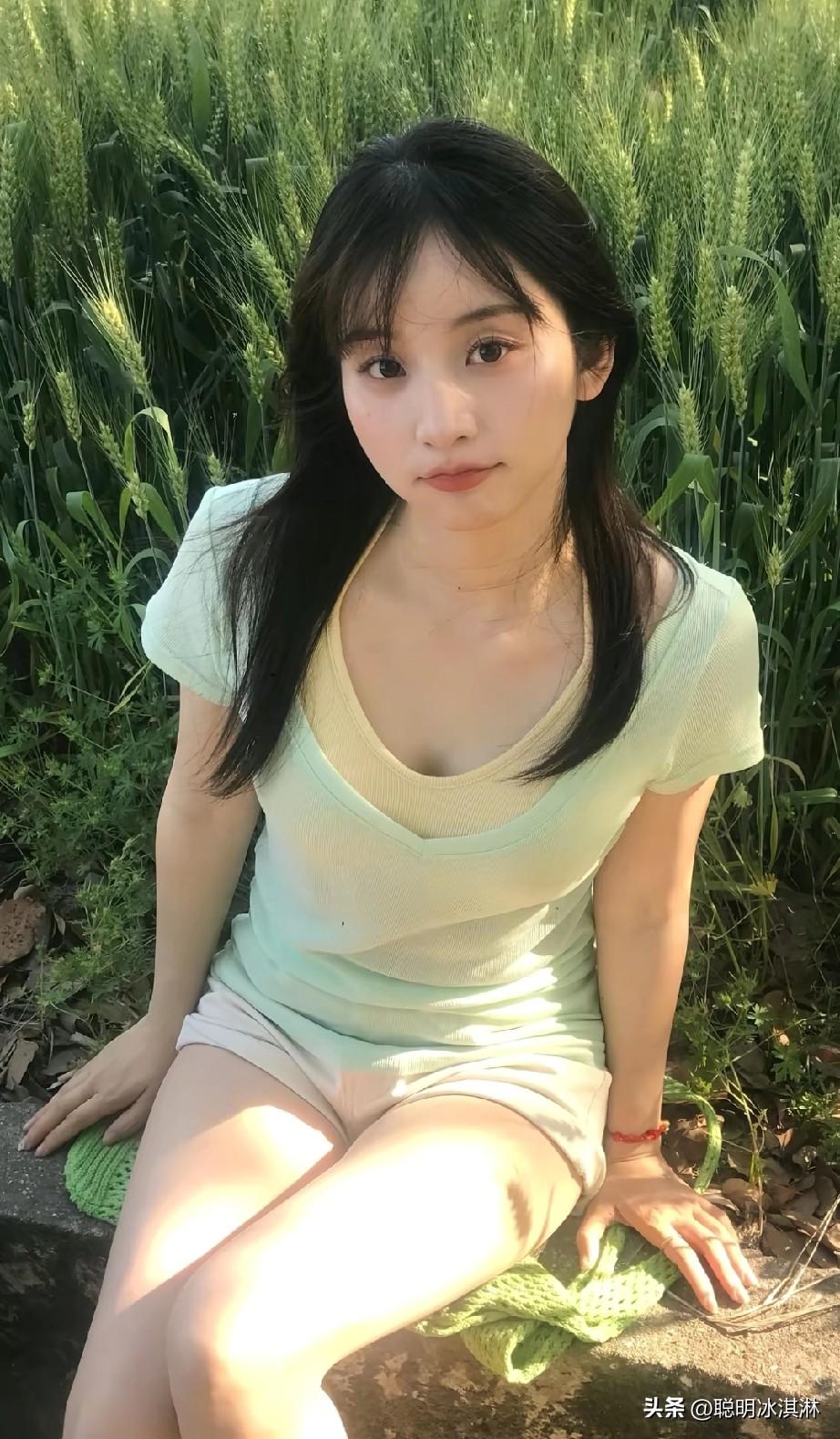 夏日田野中的清新少女，阳光洒满脸庞，自然美如画。