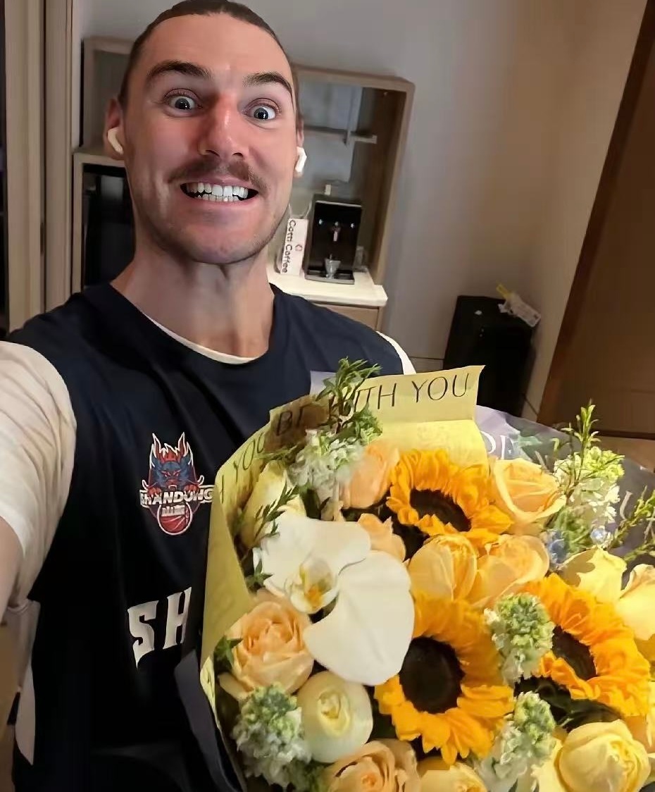 高速再提速！新签约大外援斯蒂尔已经抵达太原，与山东男篮大部队会合，静待明晚比赛开