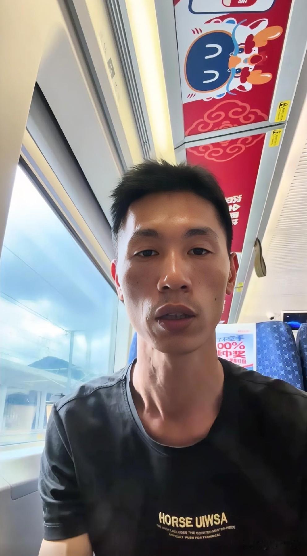 大家说这个李鑫是不是悔不当初啊？这两天李鑫又是直播，又是连出视频，又是回湖北老家