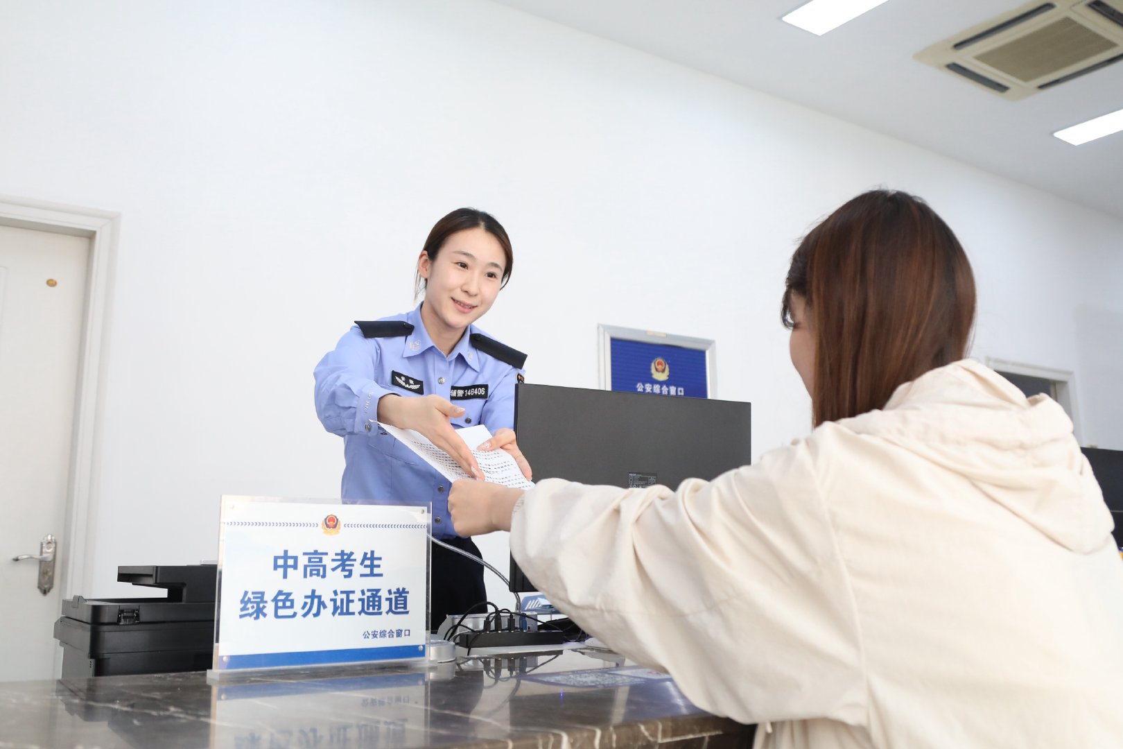 宣城高考生办证绿色通道开启 临近高考，为切实满足高考考生紧急申领居民身份证需求，