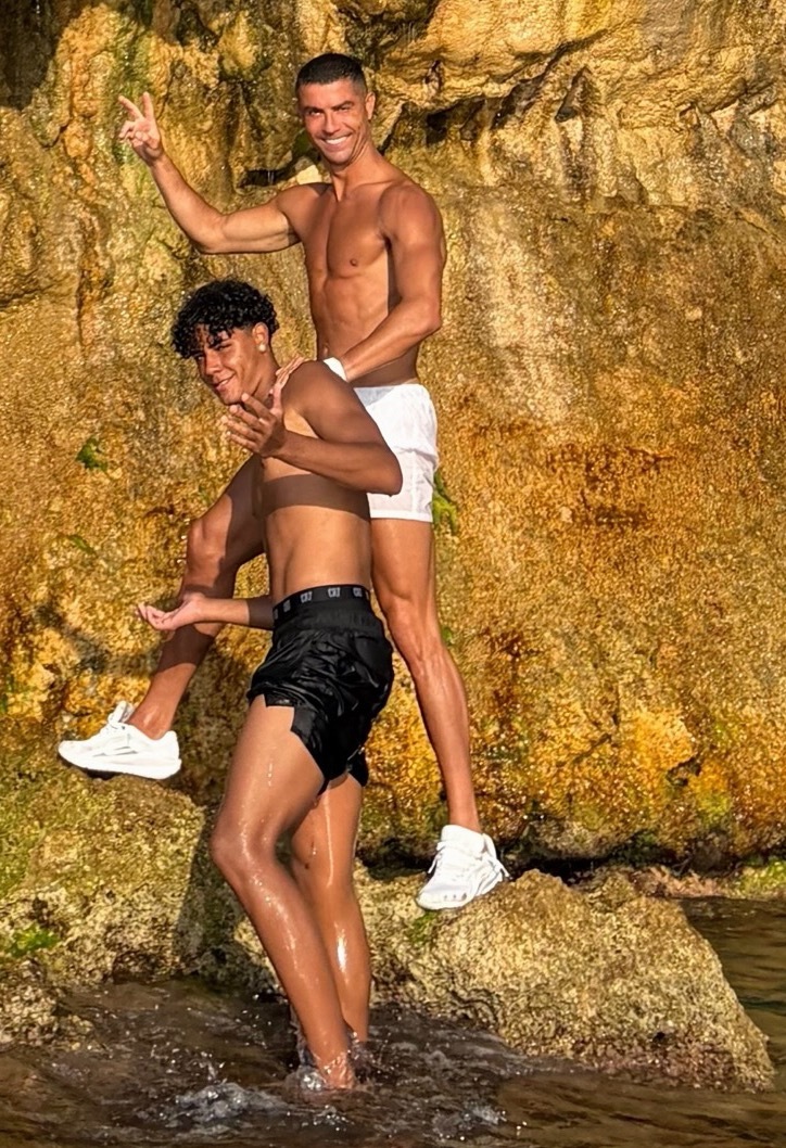 小腿大腿结构真的一样..纤长的小腿和极具爆发力肌肉满满的大腿 好完美的基因 