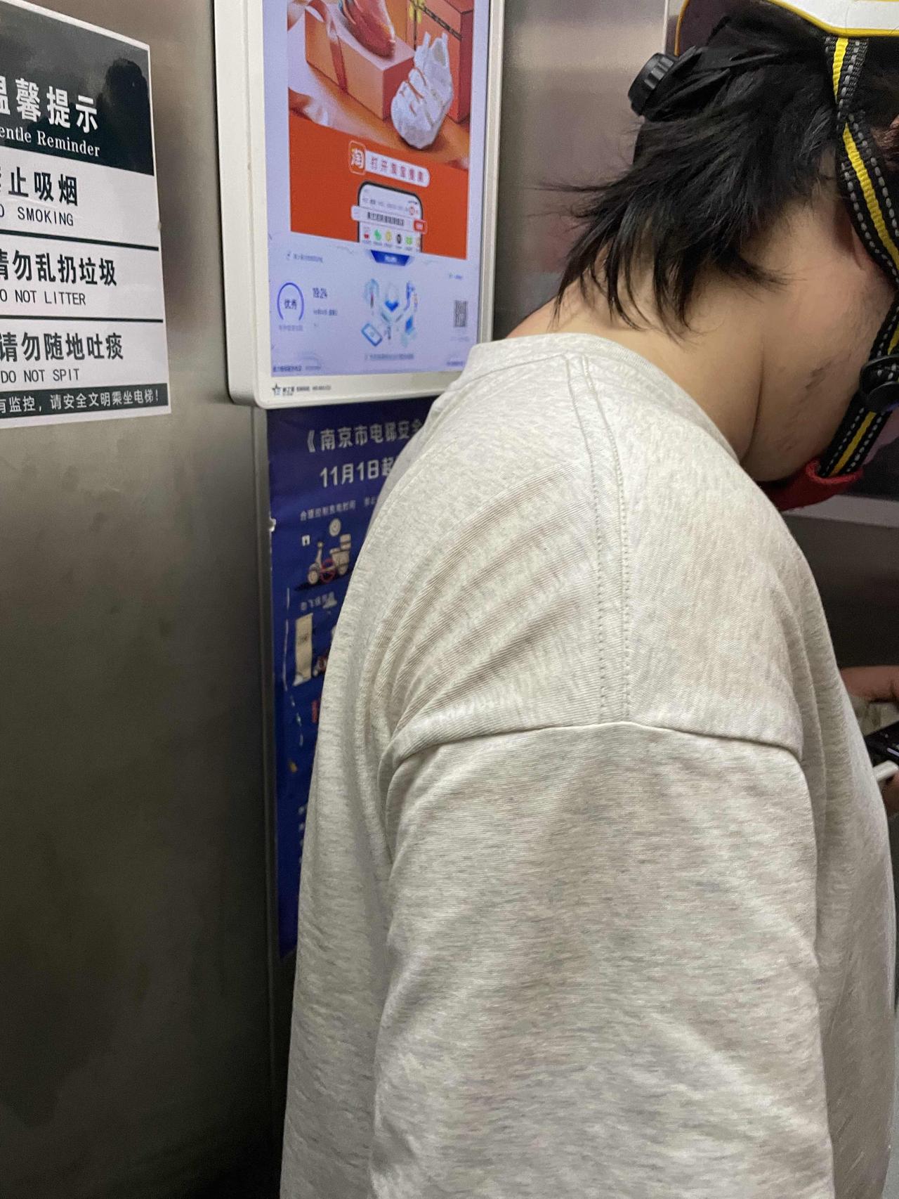 昨晚十点多，我在楼栋门口正准备上楼，看见一个外卖小哥骑车过来。我便在楼梯口等了会