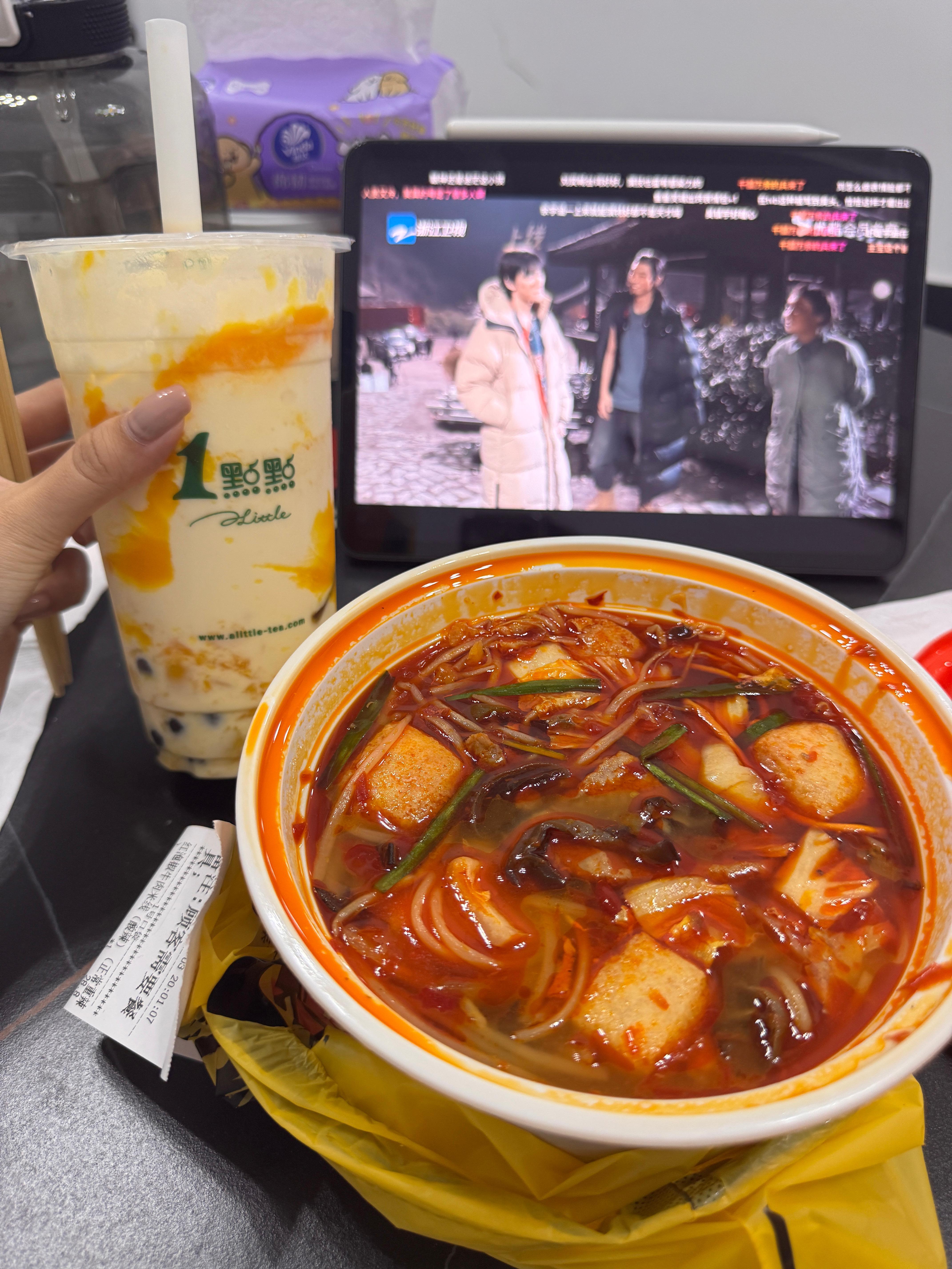 大家五一出去玩了嘛我宅家吃外卖、看吴振宇发疯哈哈哈哈哈哈哈 ​​​