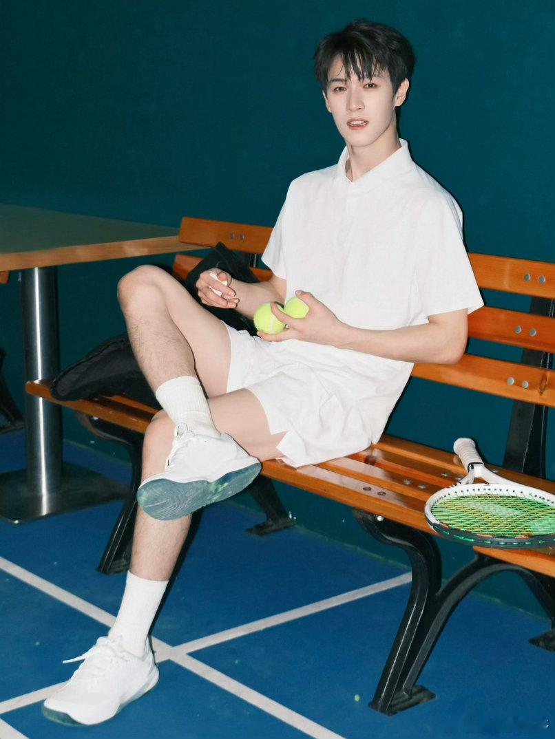 李昀锐女友视角好苏🥰自带温柔滤镜的李昀锐，校园学长风浑然天成，清爽耐看越看越心