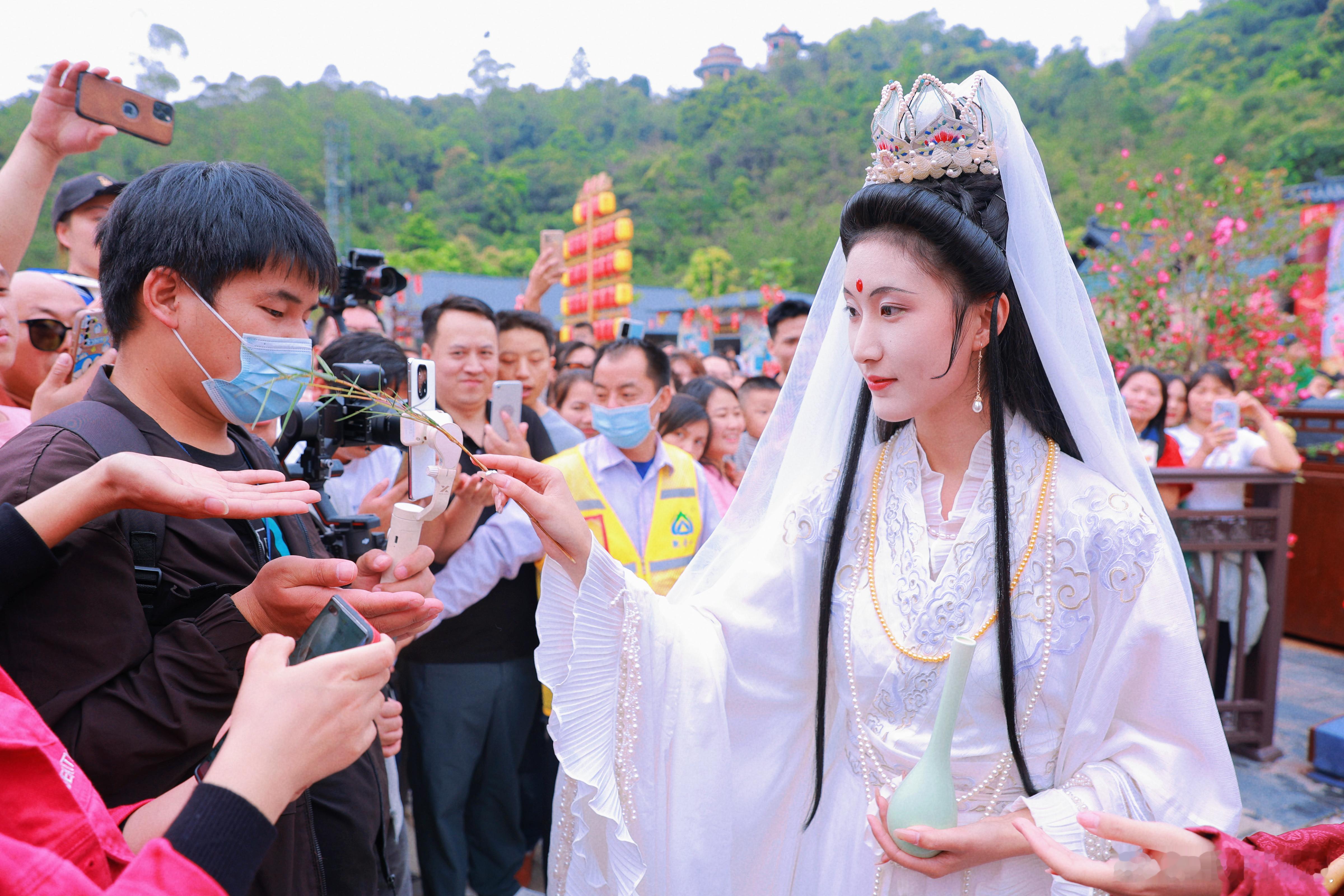 这个中秋小长假想在广东寻一个祈福许愿灵验地，那我极力推荐东莞观音山。作为粤港澳地