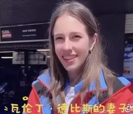 张雪机车五连冠很多人感到好奇，德比斯五大三粗咋娶那么漂亮媳妇
看到张雪拿了机车五