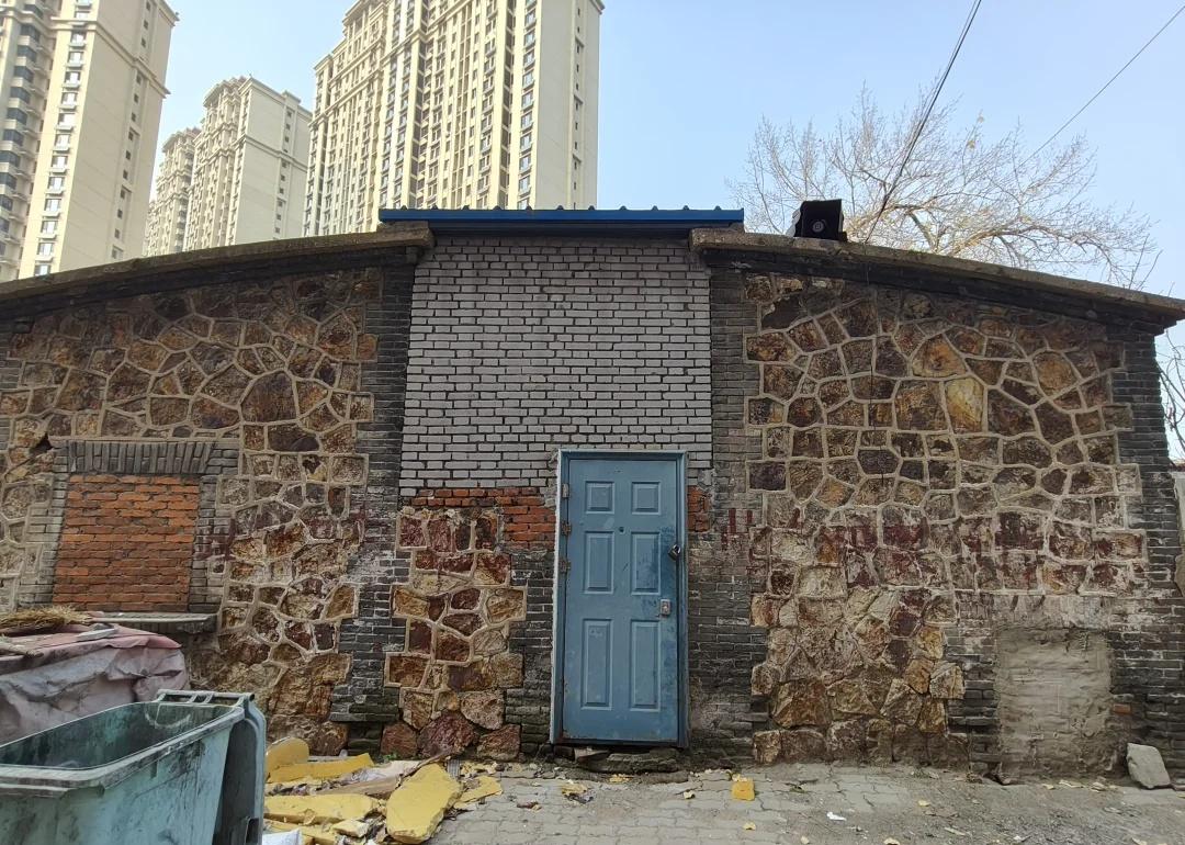 秦皇岛 老房子
记得在小时候，道南那里是成片成排的这样的石头房子。
我的姥姥家就