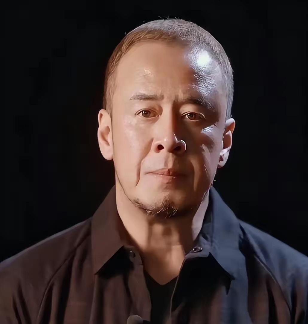 杨坤53岁了，该做的一样没做，没结婚，没生孩子，没当爹，连恋爱都不谈，到现在连对