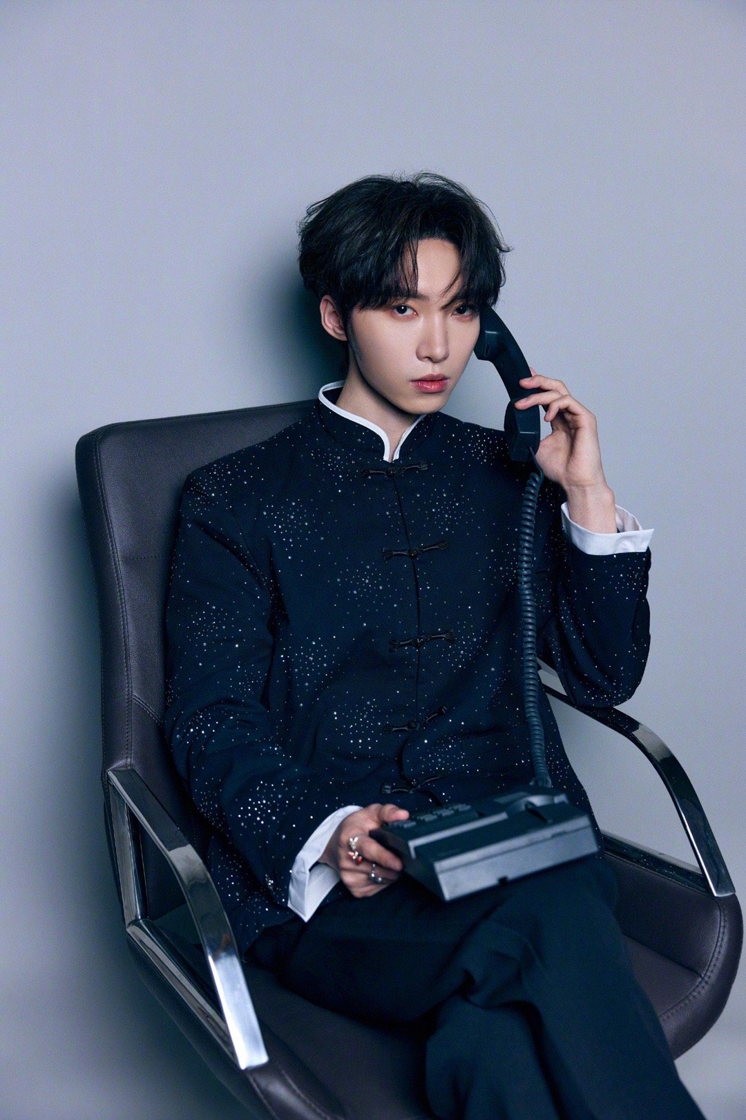 赵磊一开口让我梦回创造营了 赵磊这次的舞台，有种特别的魔力。他的歌声干净又有故事