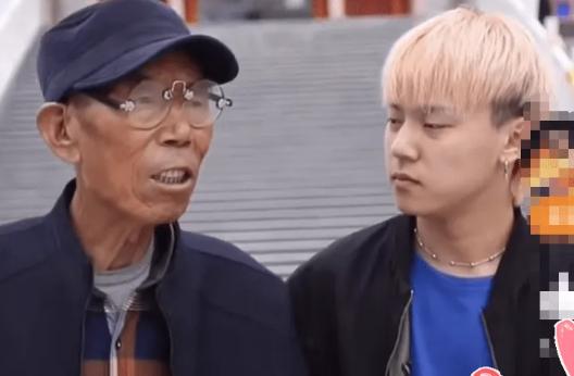 富二代被父母送去青海农村体验生活，被没收了钱和手机，他抄起1根木棍要打人，谁知，