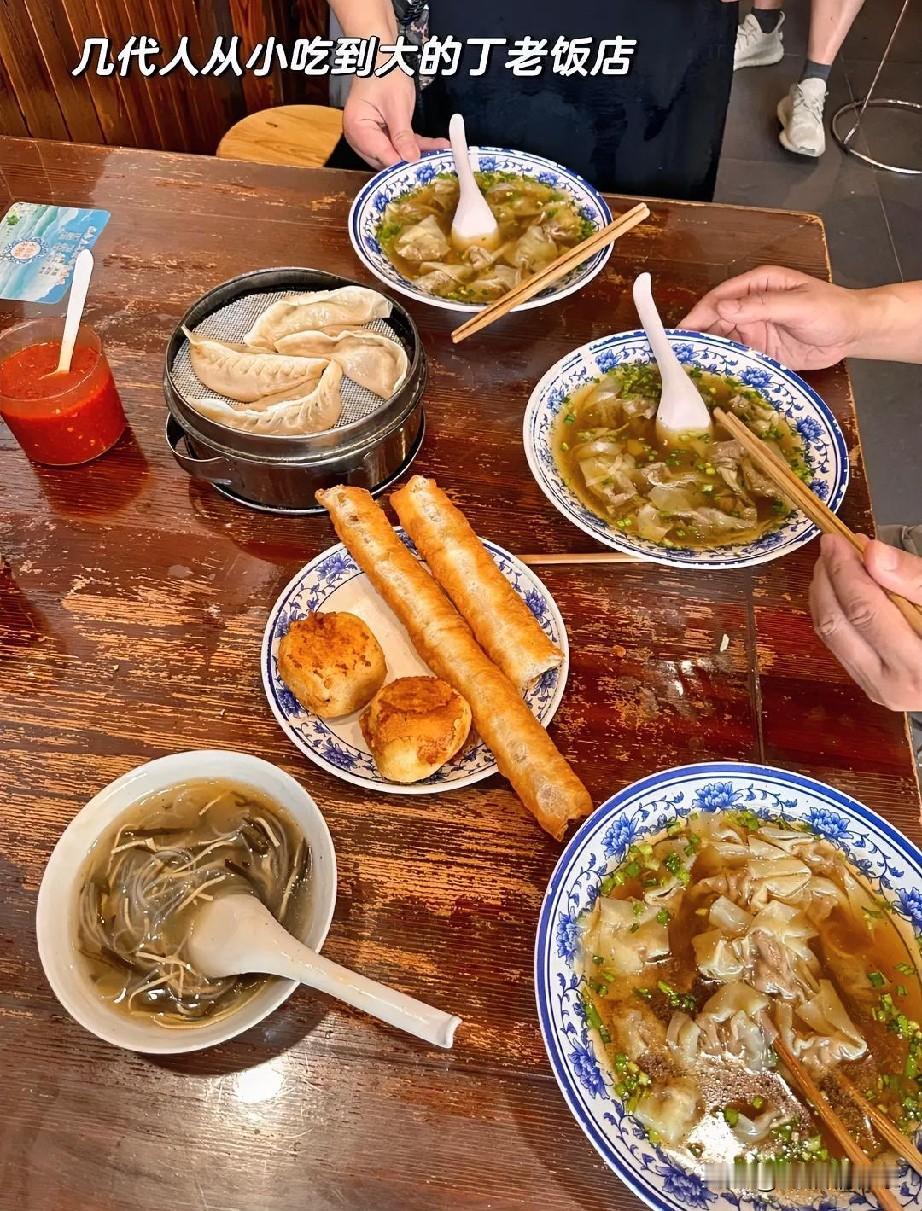 淮安这条路上，唯一没变的可能就剩它了🌶️
丁老饭店，承德路上御码头桥南坡，门朝