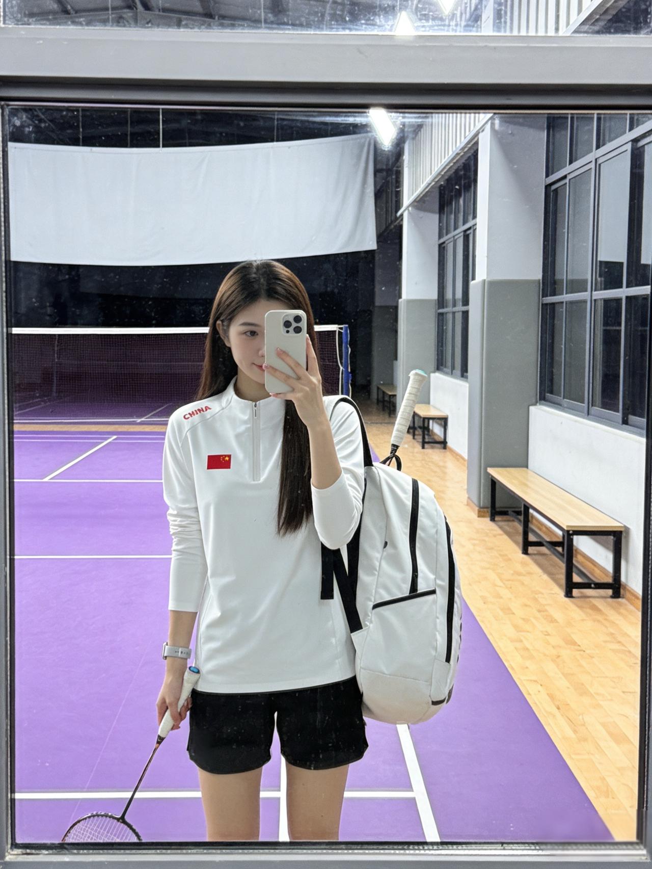 也是挖到宝藏羽毛球服了
不得不说 巨好看！